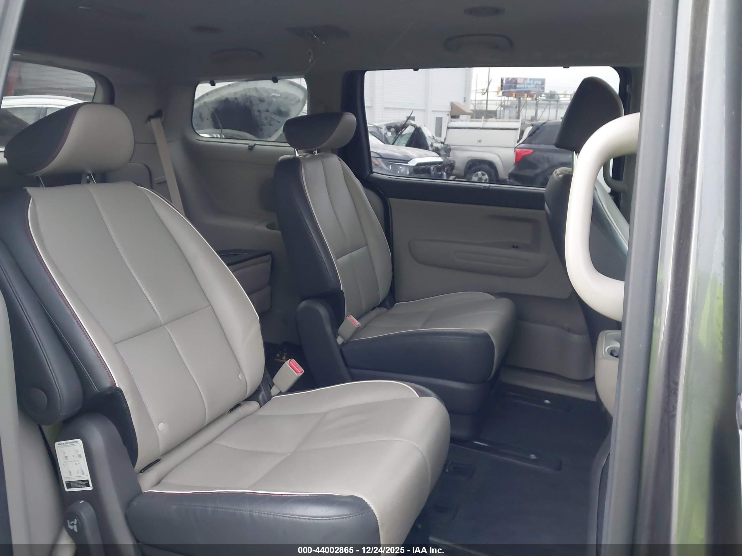 KIA SEDONA image 8