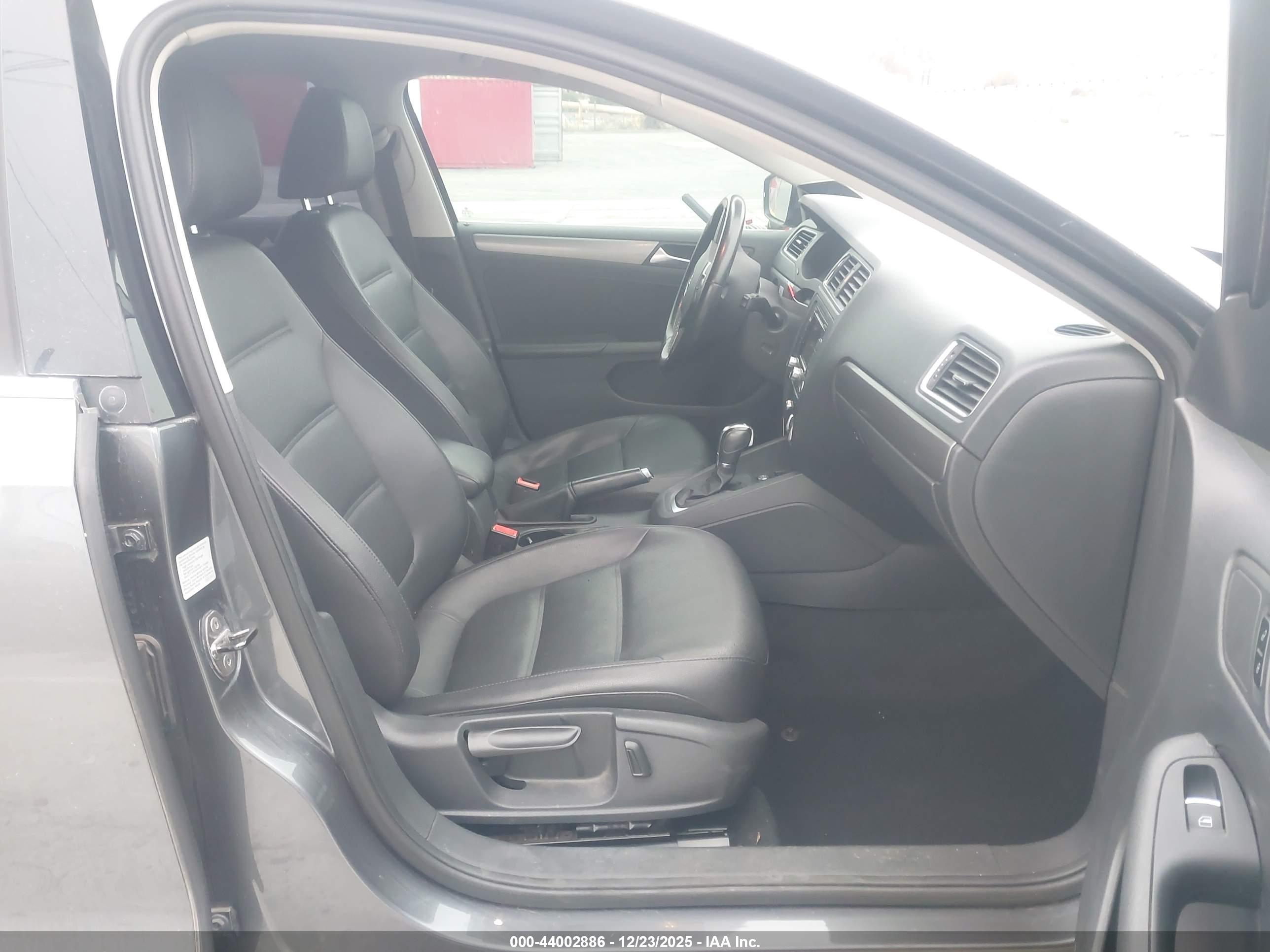 VOLKSWAGEN JETTA image 5