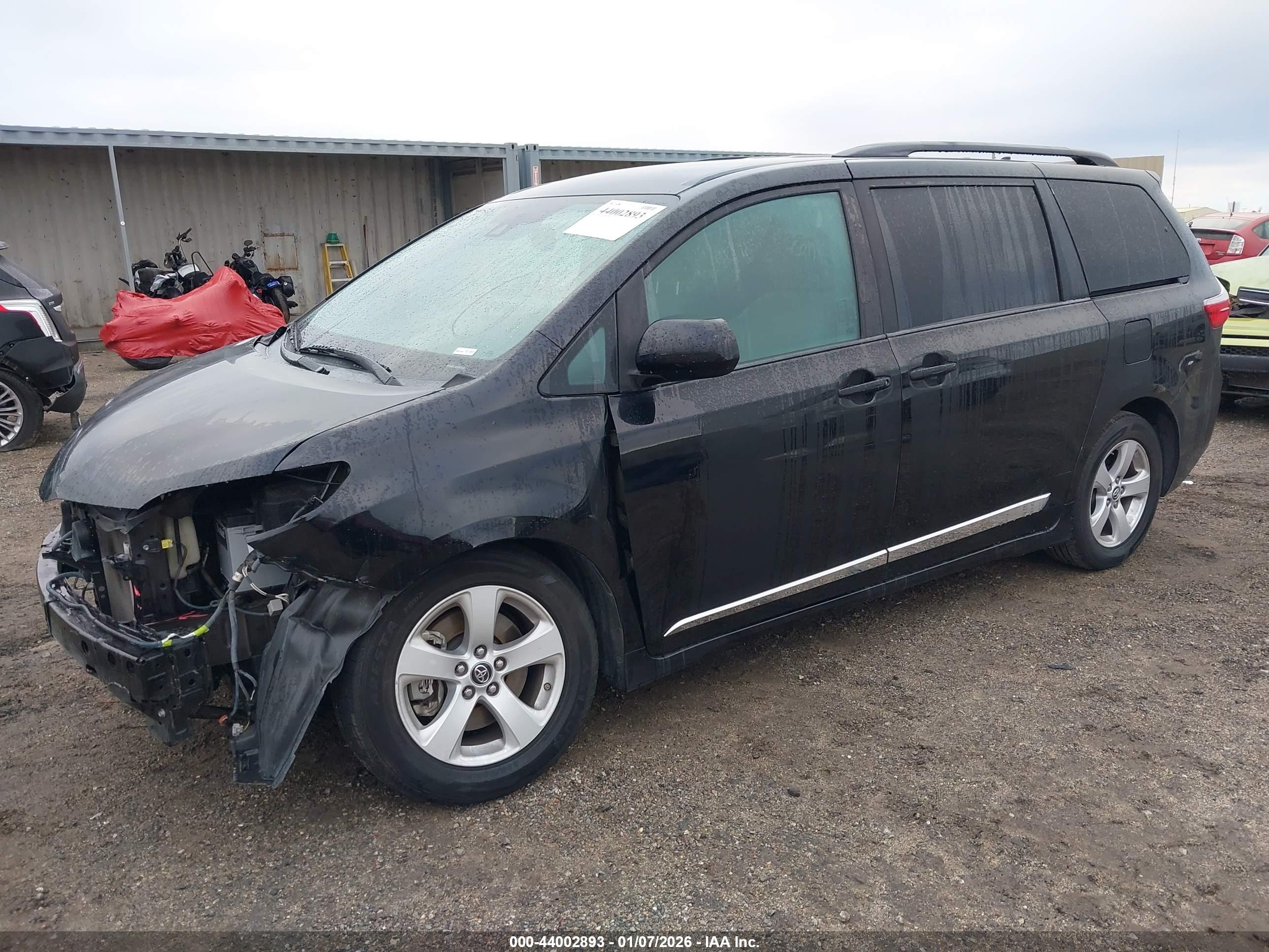 TOYOTA SIENNA image 2