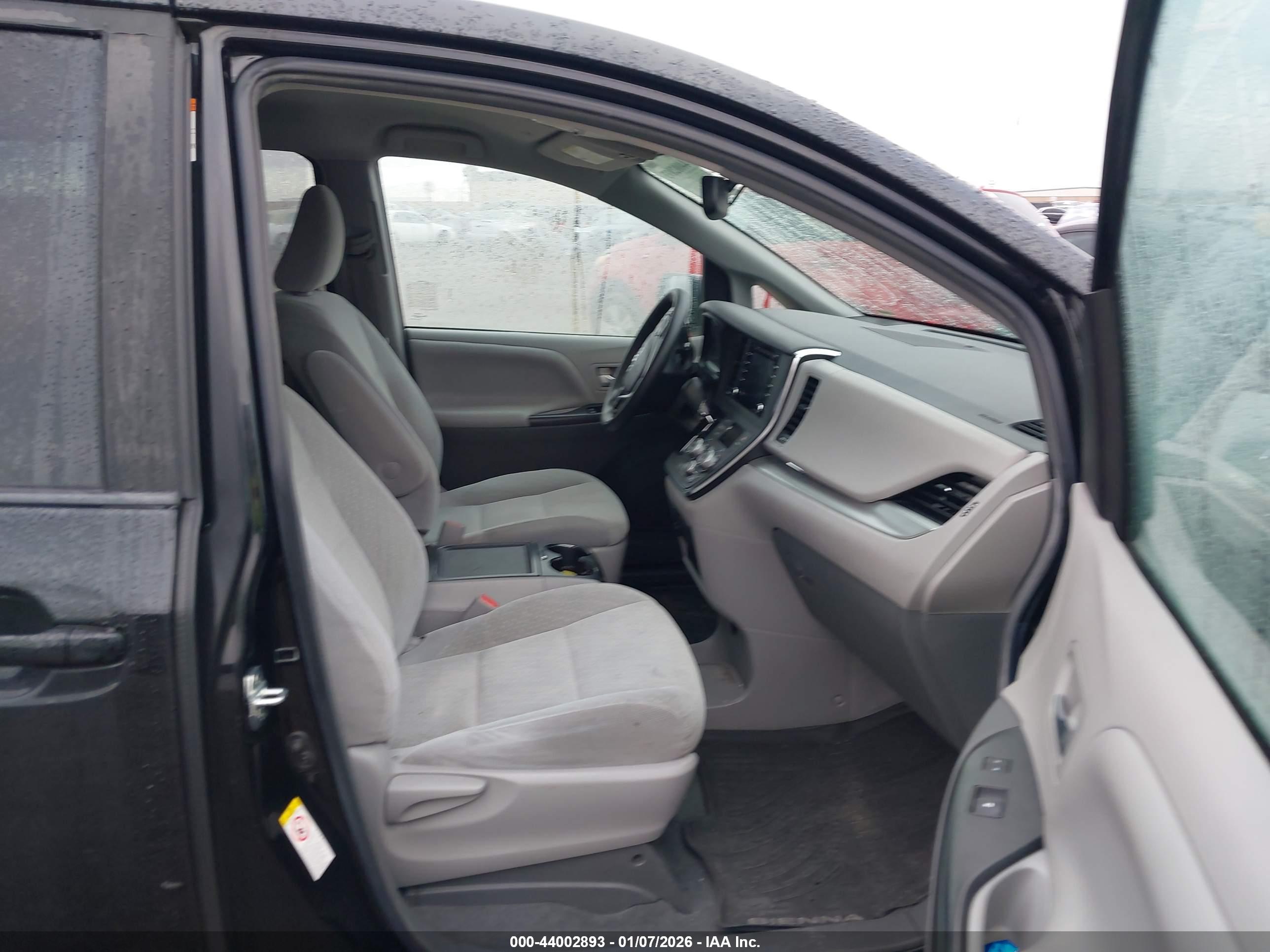TOYOTA SIENNA image 5