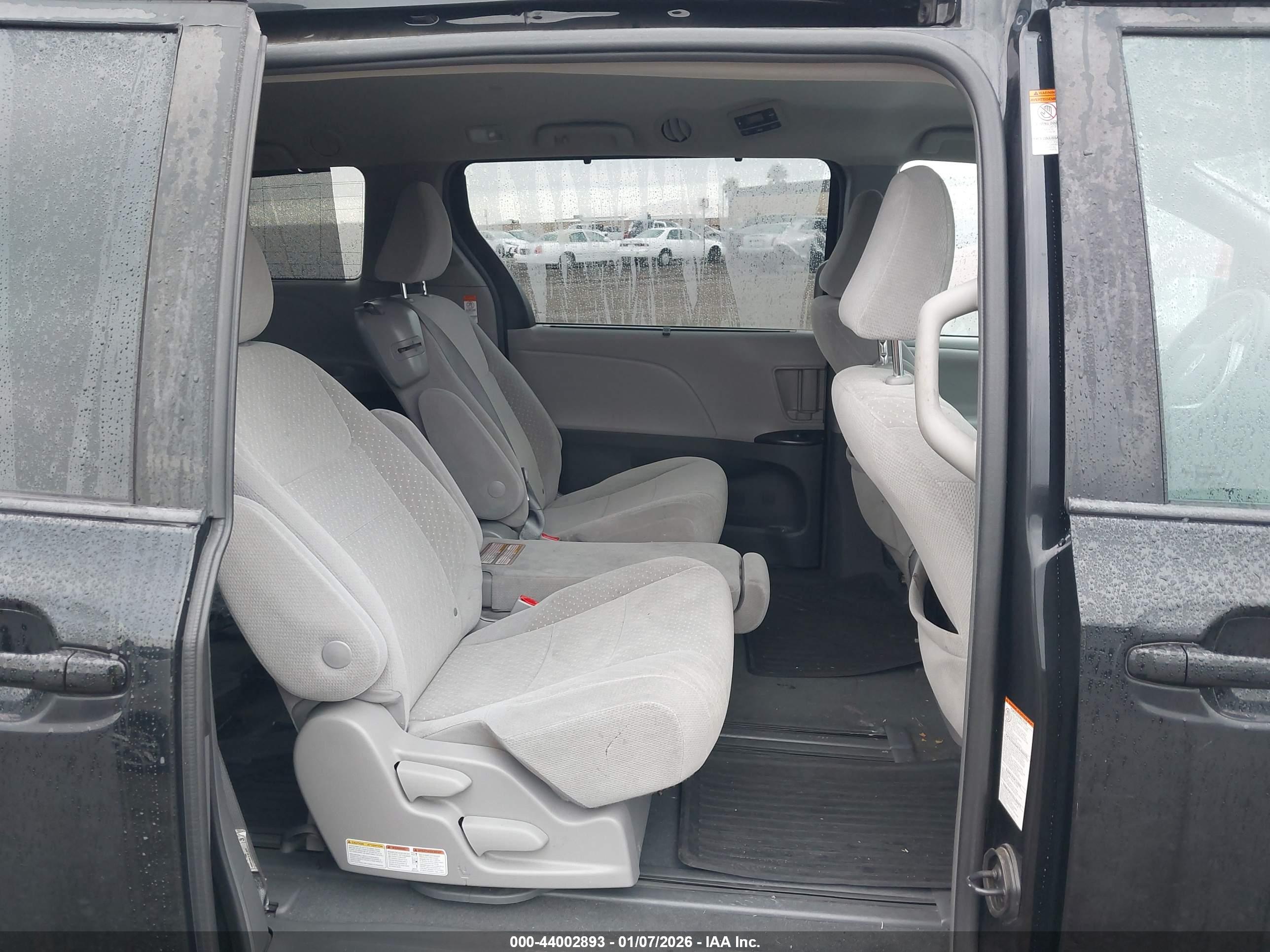 TOYOTA SIENNA image 8