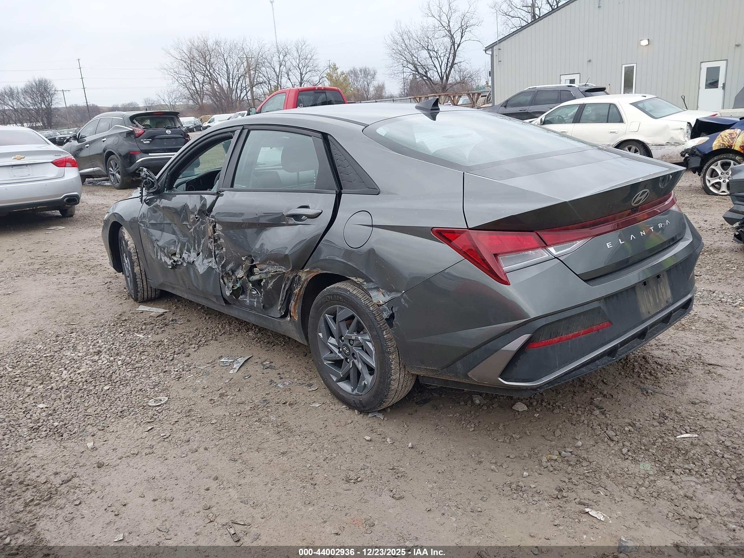 HYUNDAI ELANTRA image 3