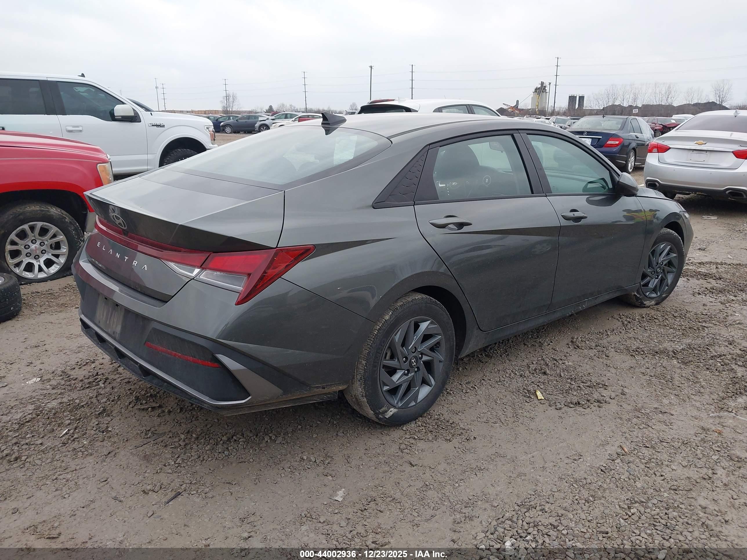 HYUNDAI ELANTRA image 4