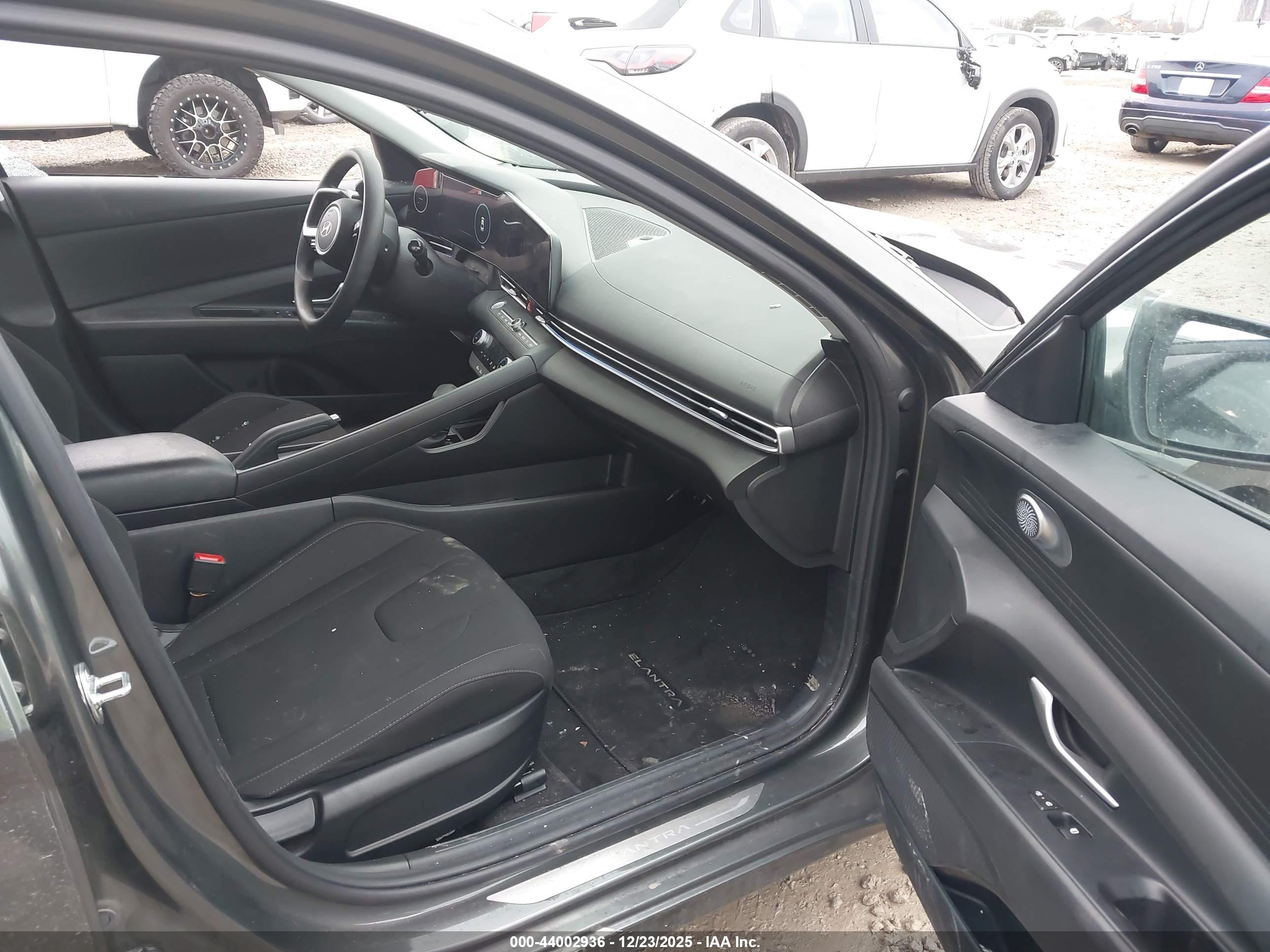 HYUNDAI ELANTRA image 5