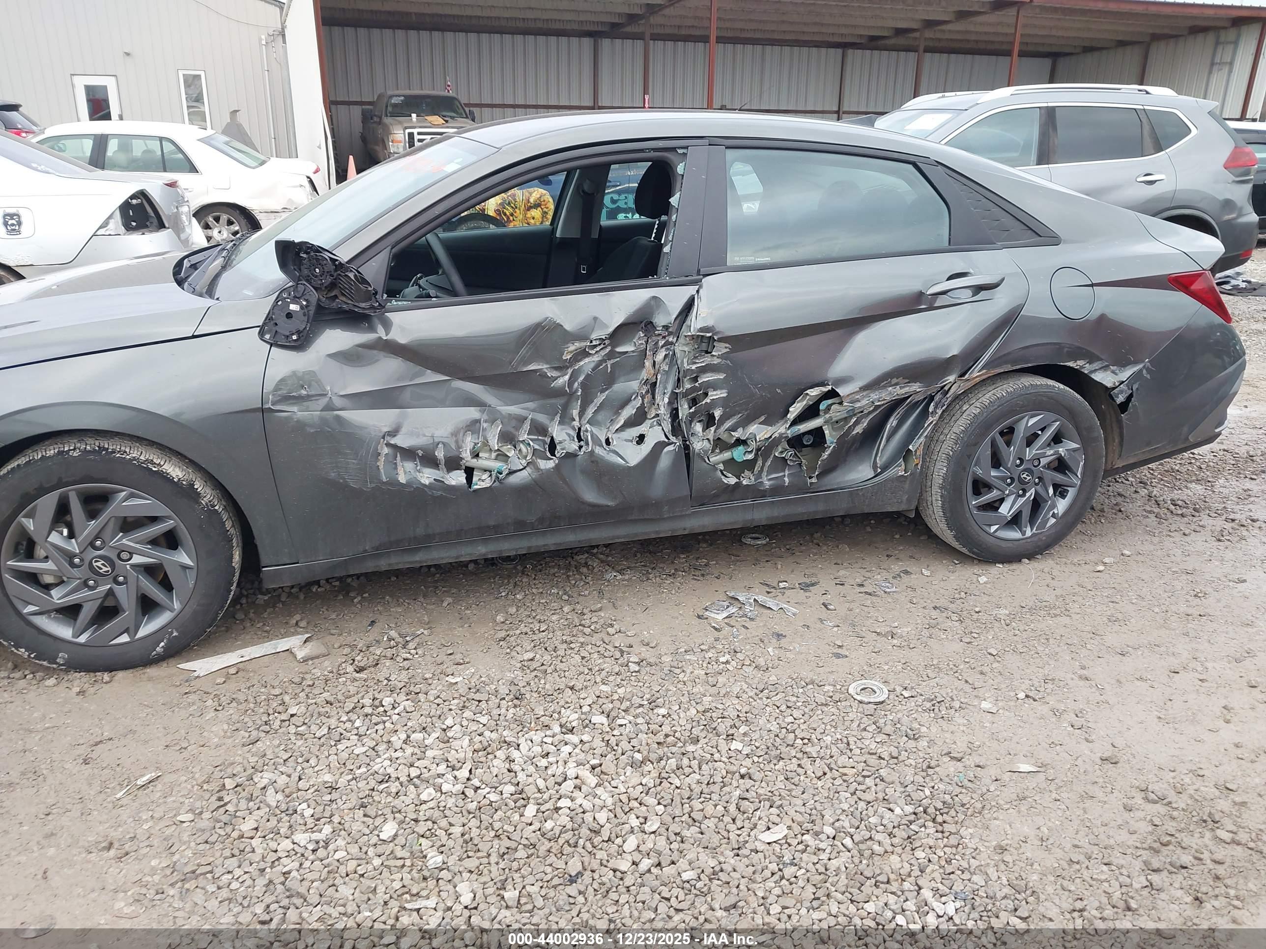 HYUNDAI ELANTRA image 6