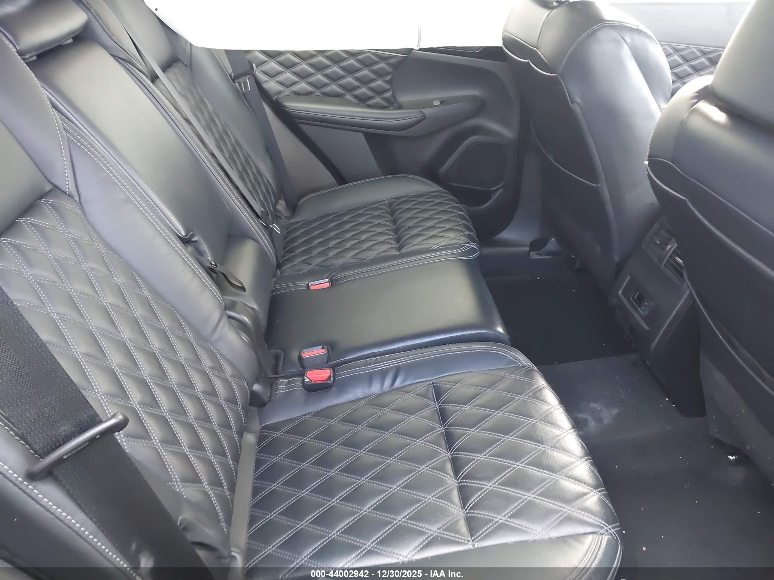 MITSUBISHI OUTLANDER image 8
