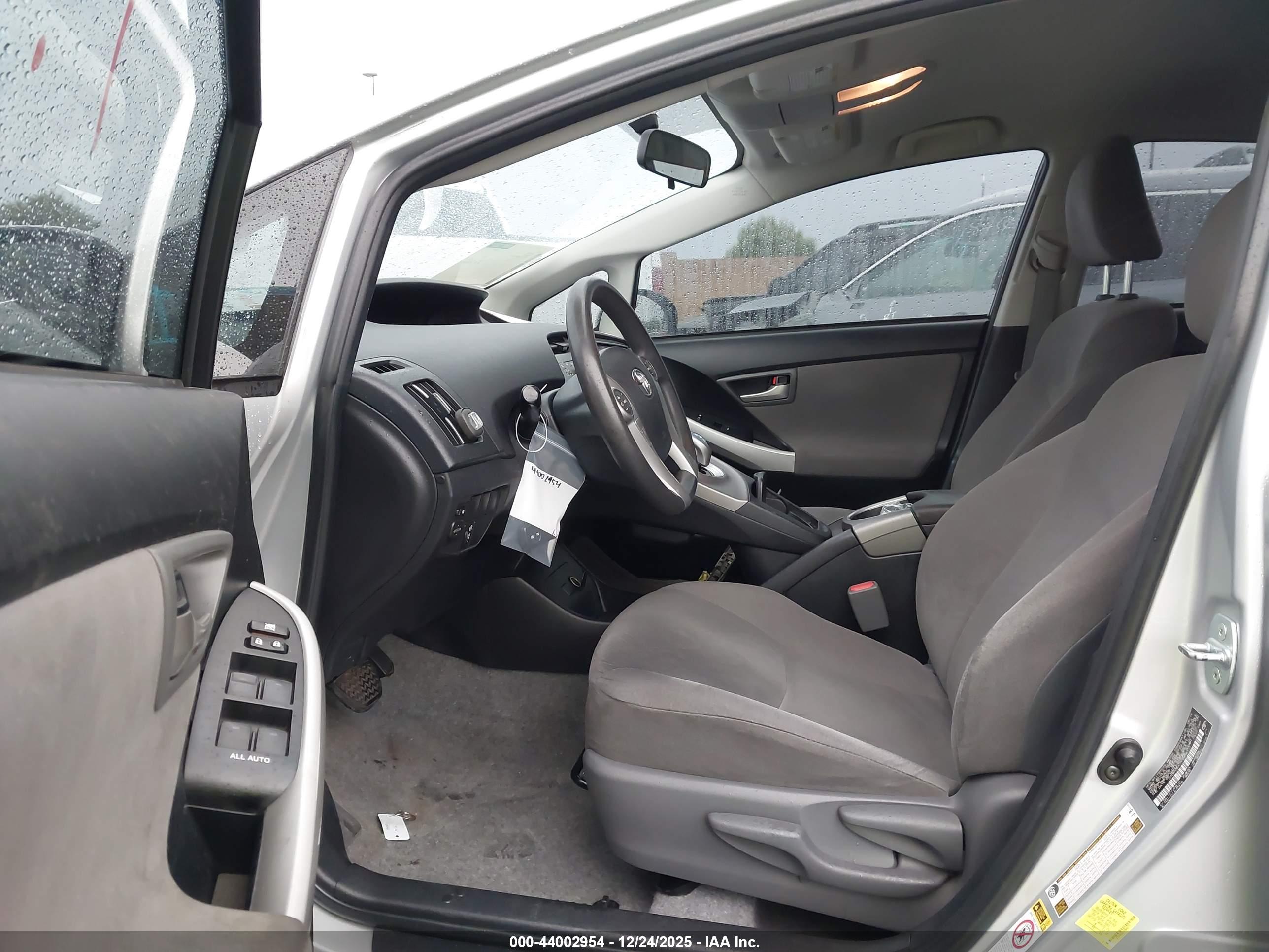TOYOTA PRIUS image 5