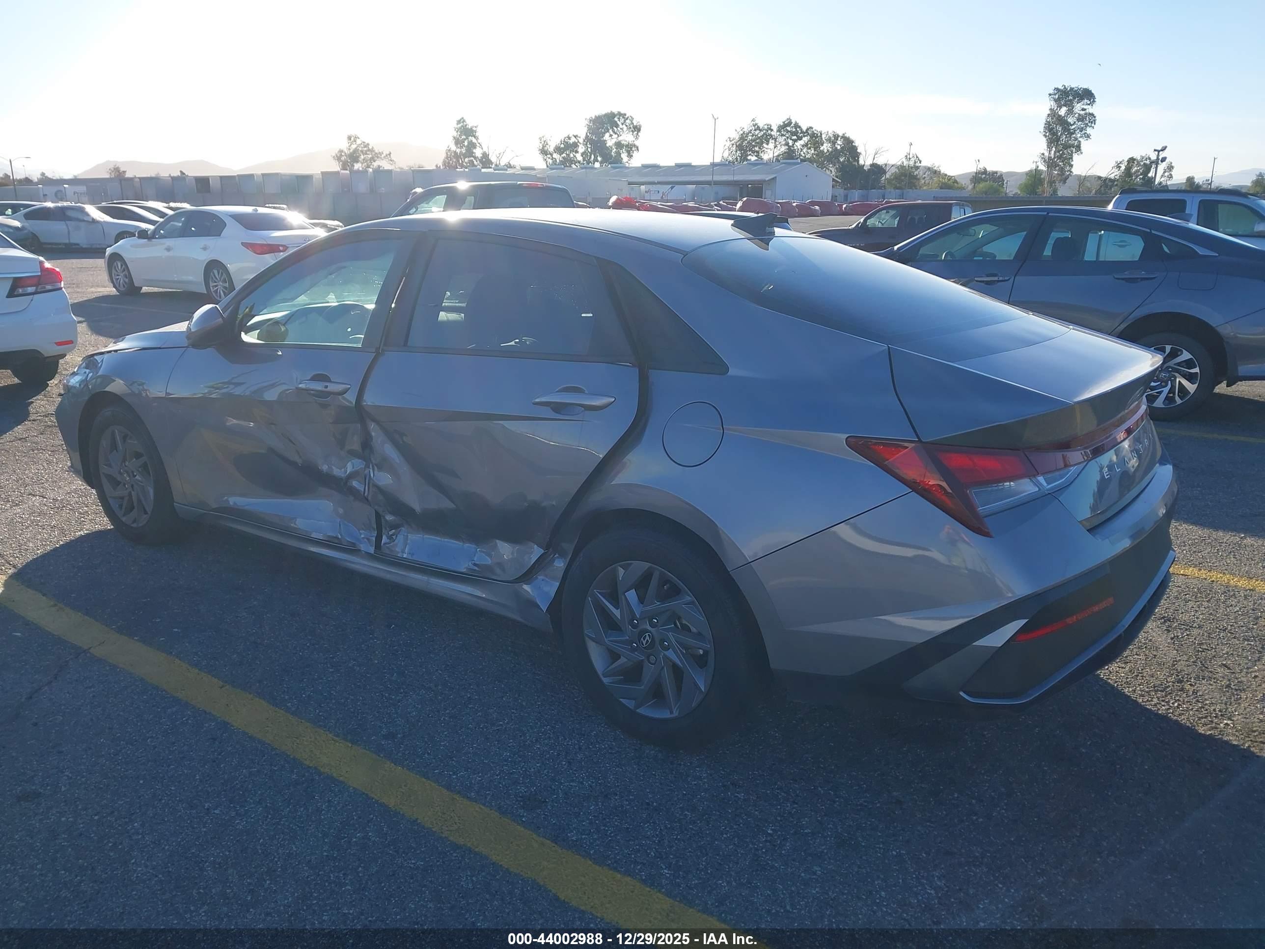 HYUNDAI ELANTRA image 3
