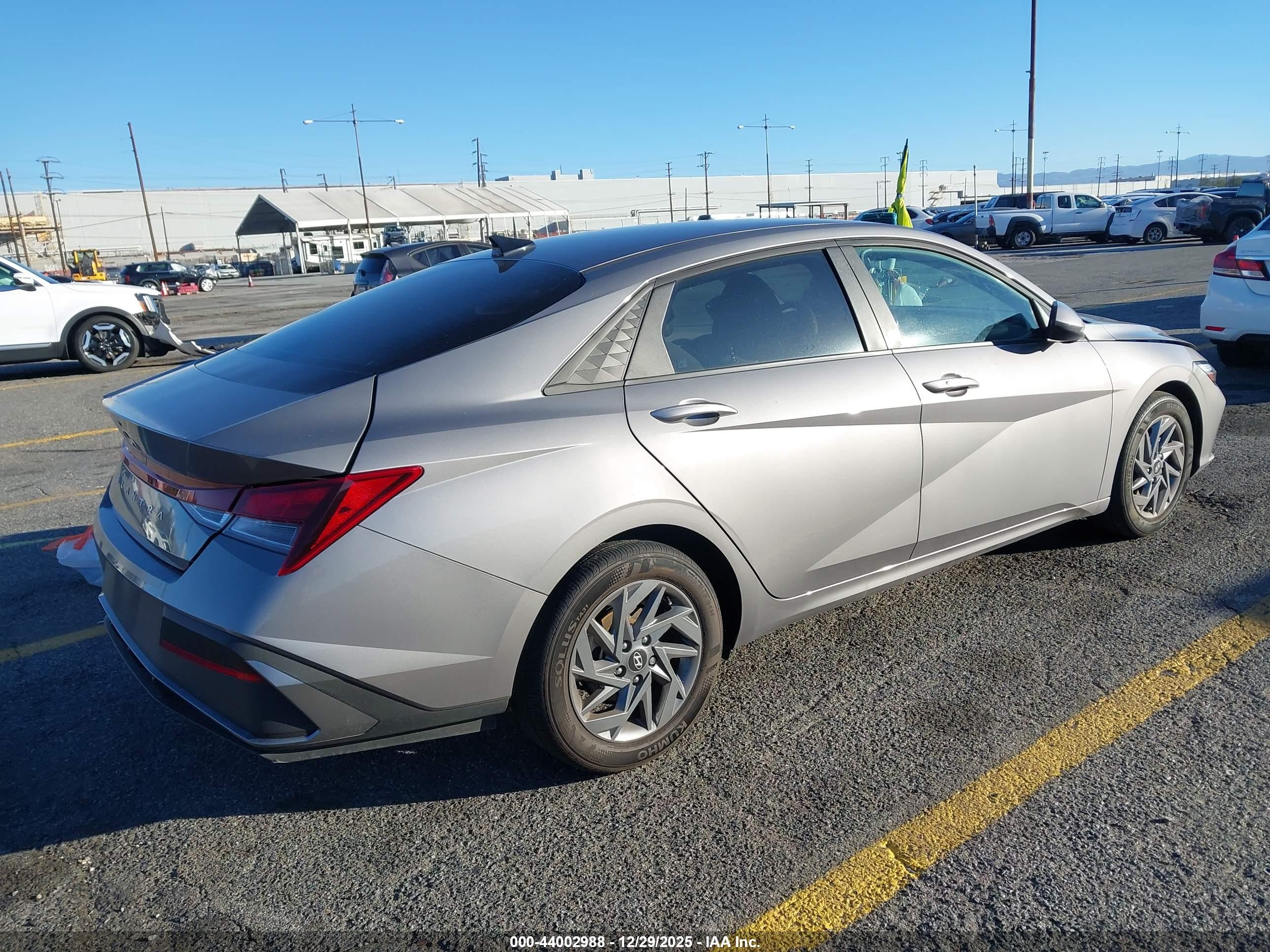 HYUNDAI ELANTRA image 4