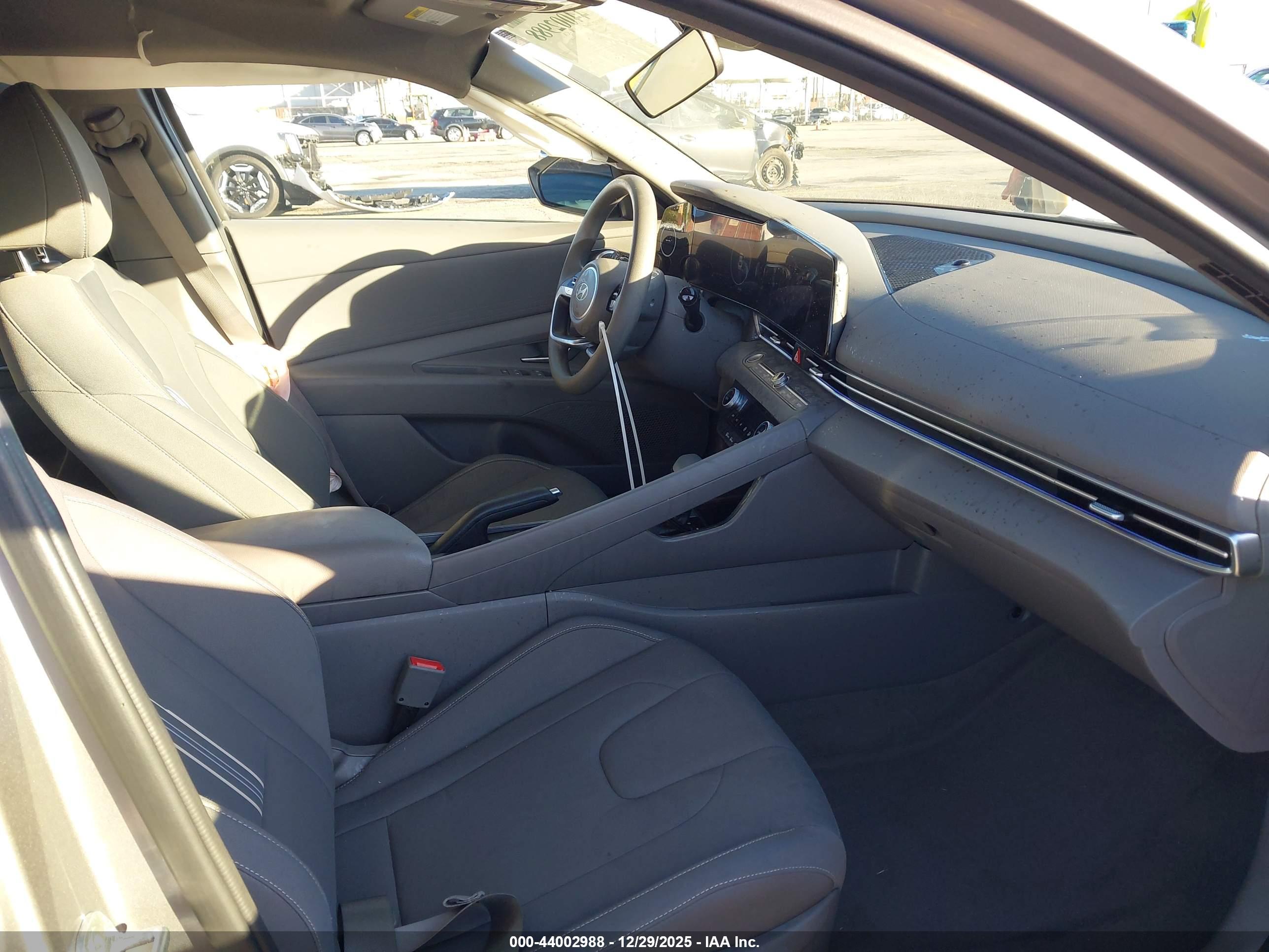 HYUNDAI ELANTRA image 5