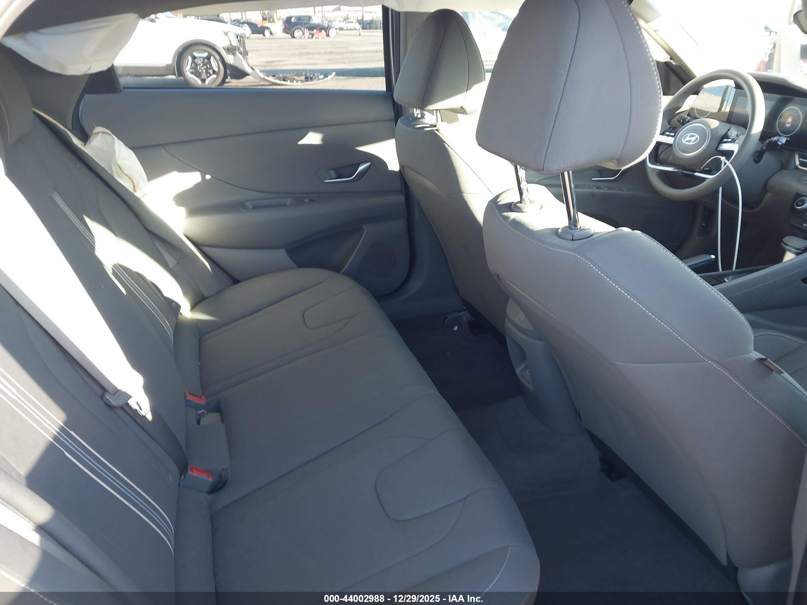 HYUNDAI ELANTRA image 8