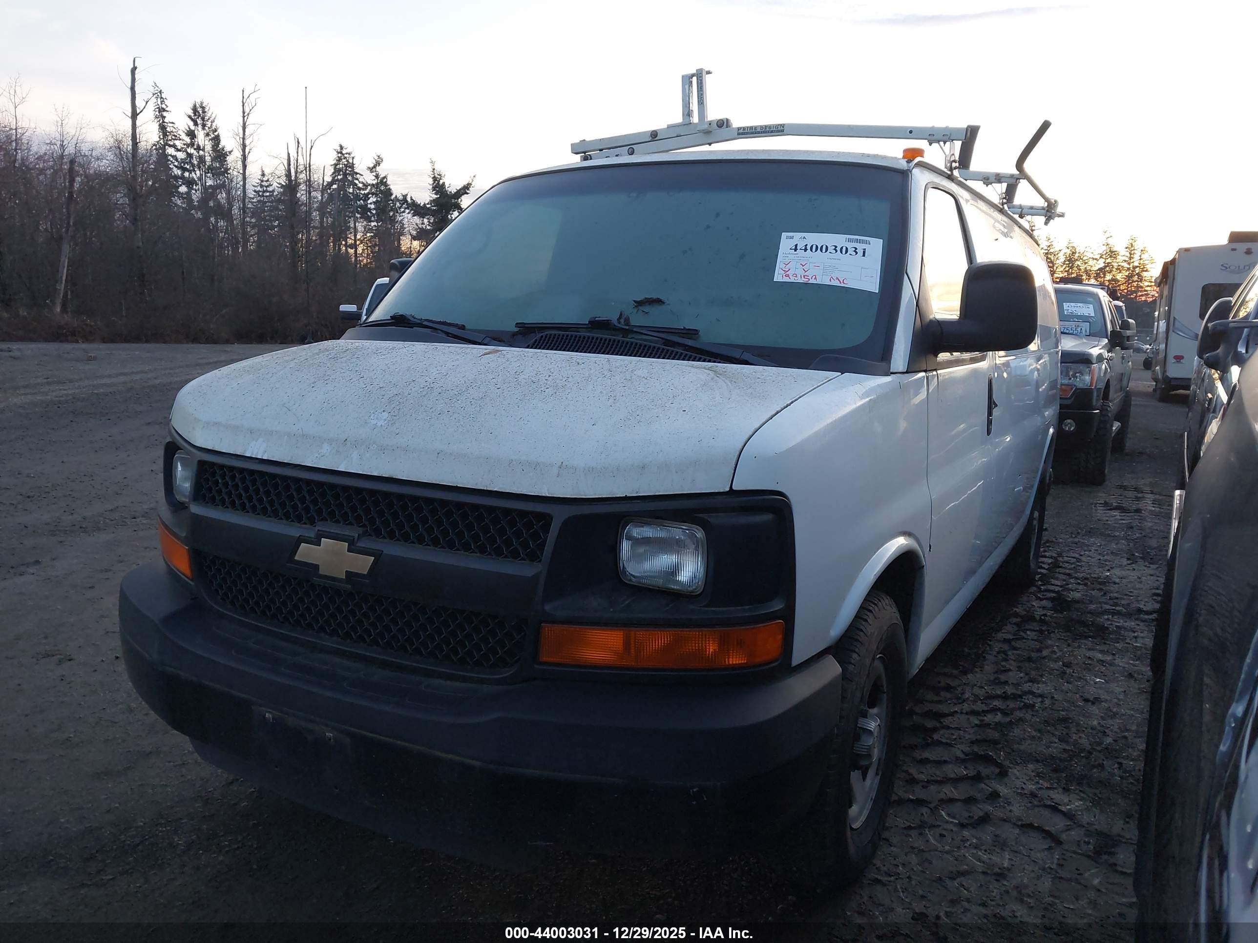 CHEVROLET EXPRESS image 2