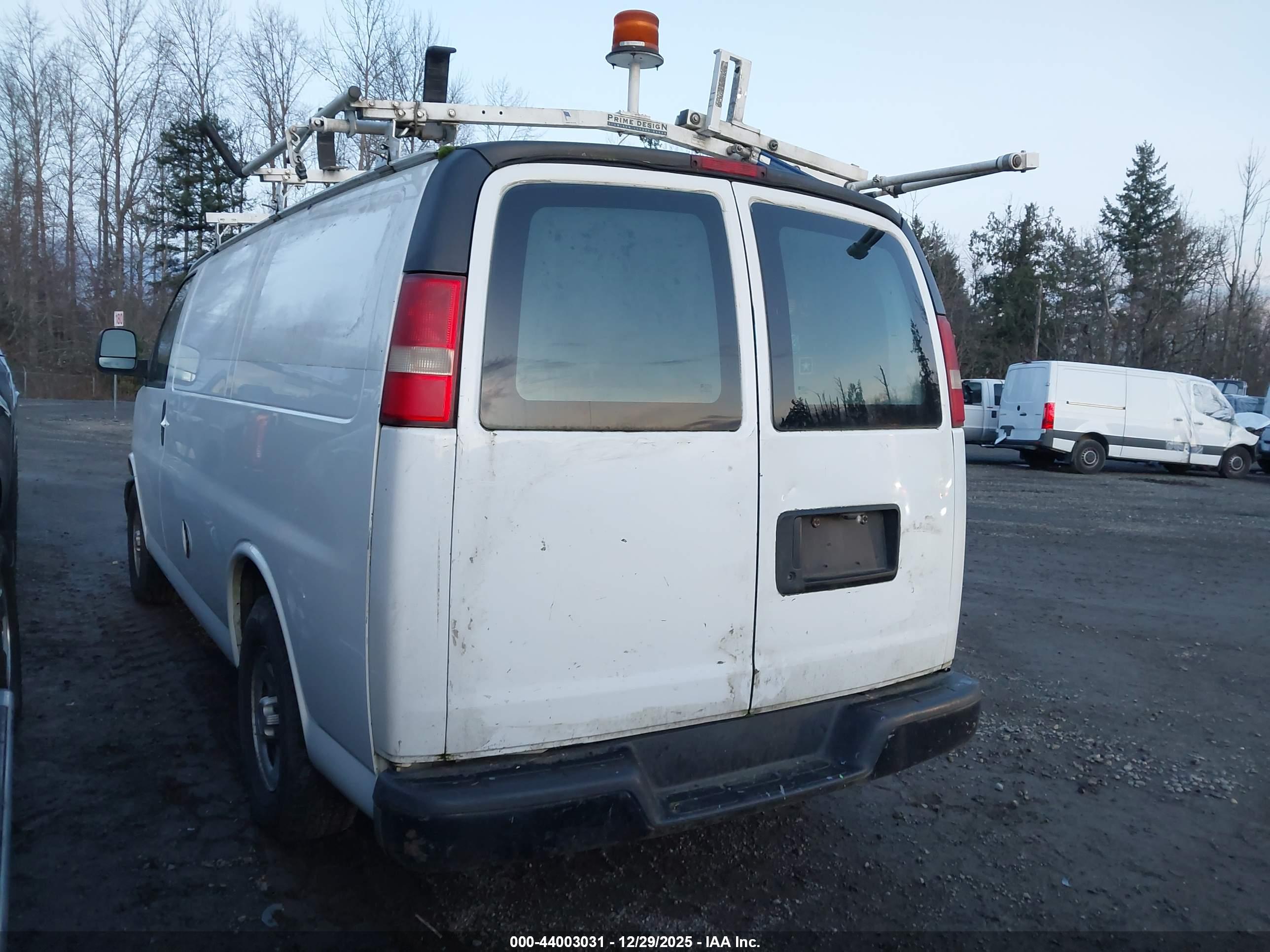 CHEVROLET EXPRESS image 3