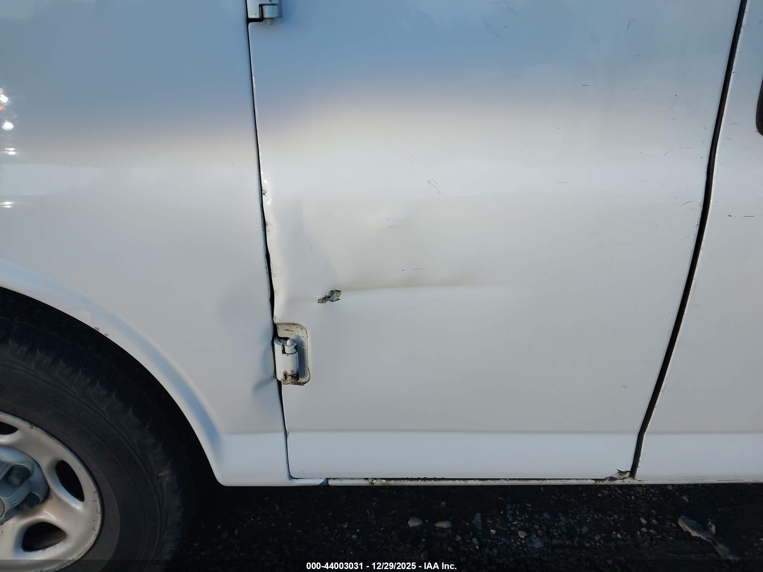 CHEVROLET EXPRESS image 6
