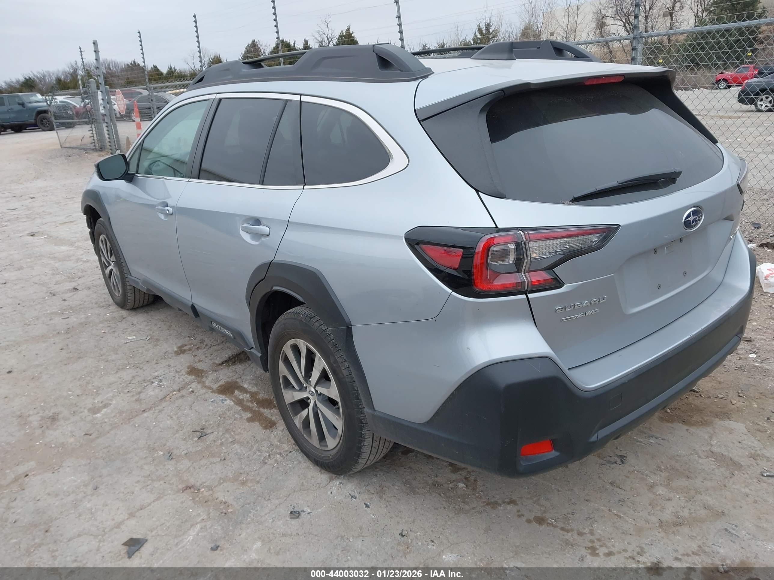 SUBARU OUTBACK image 3
