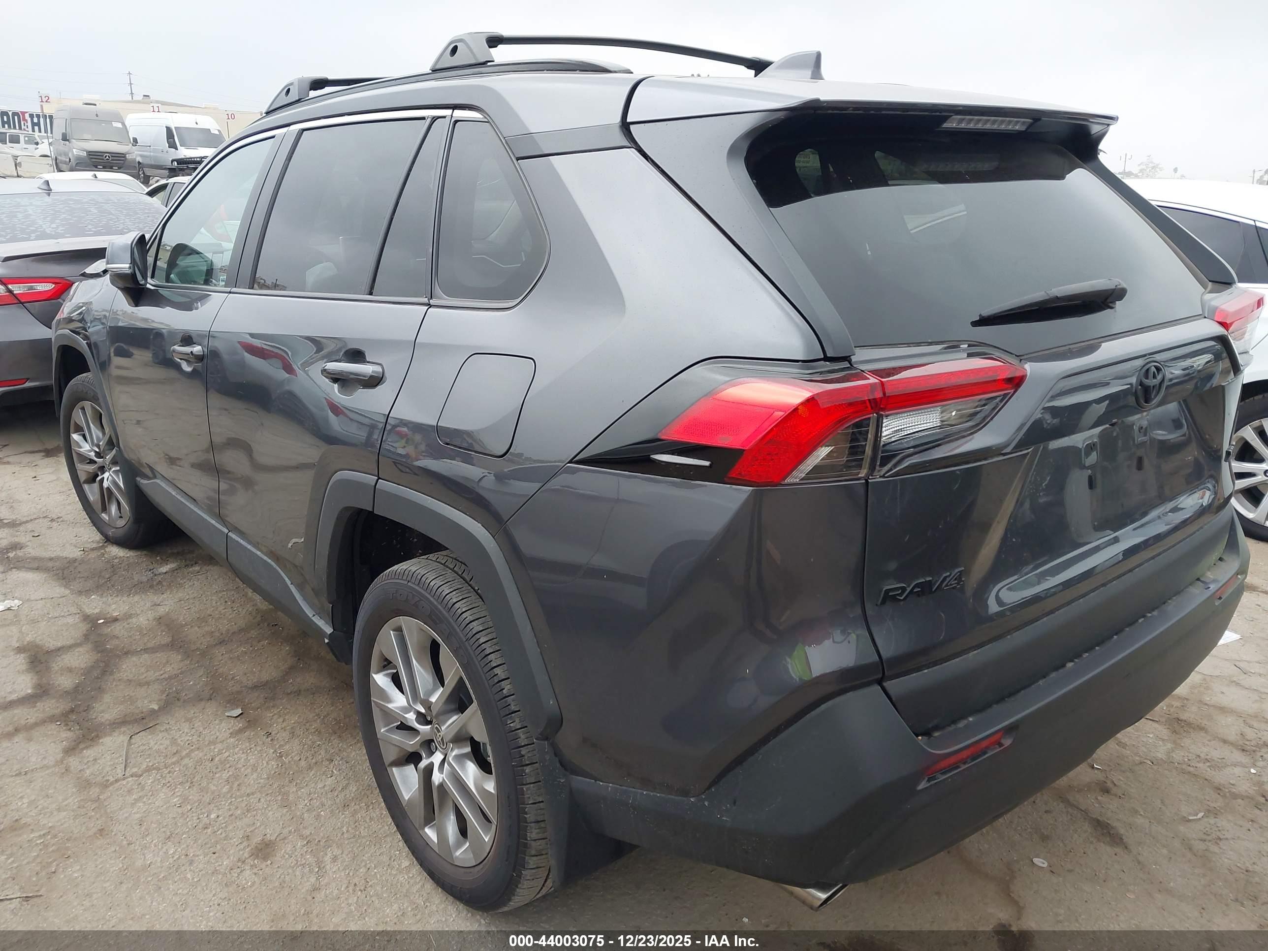 TOYOTA RAV4 image 3