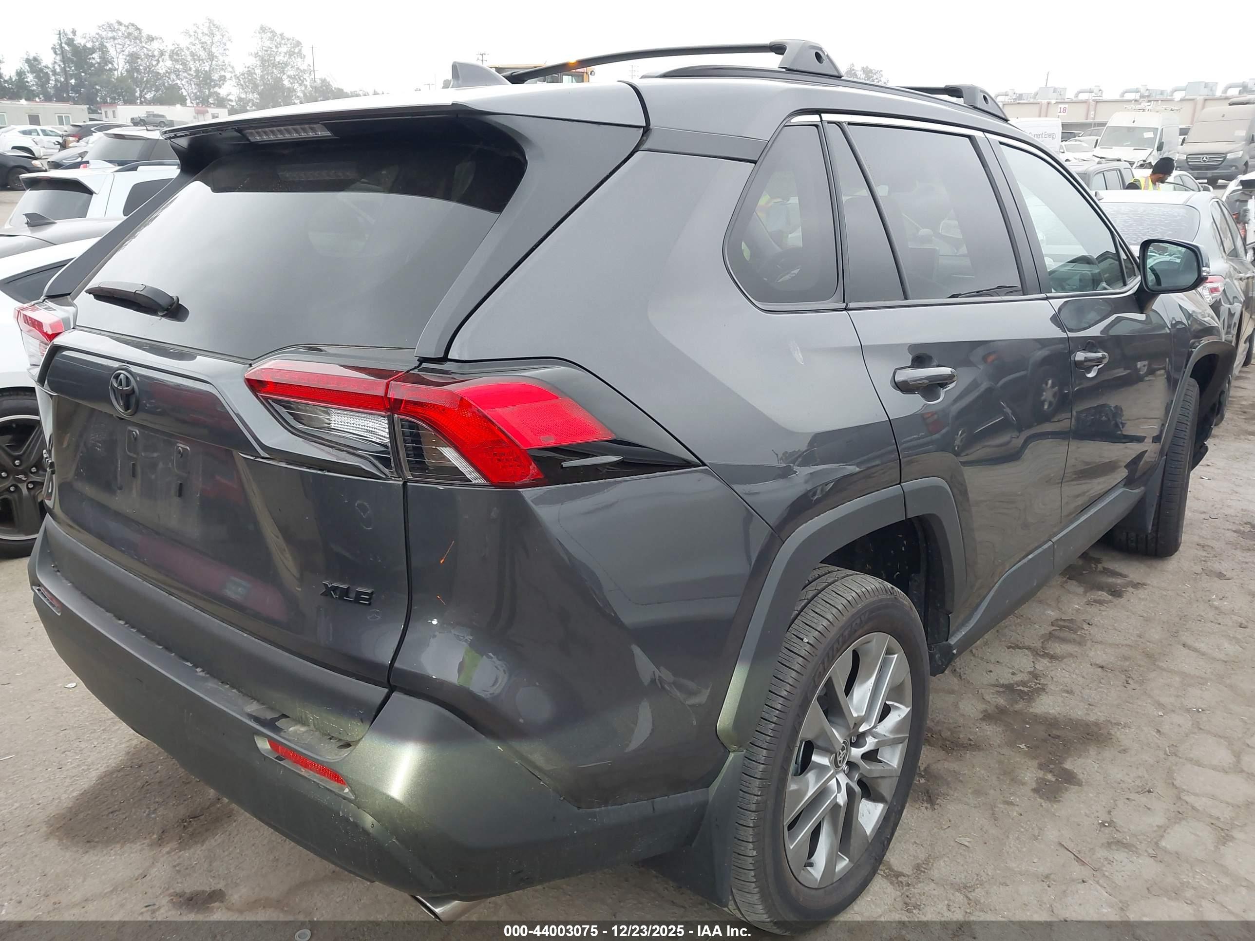 TOYOTA RAV4 image 4
