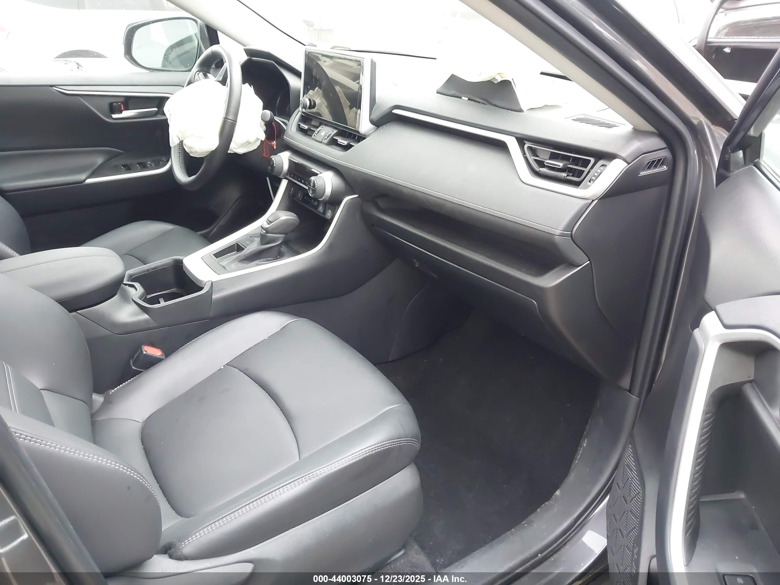 TOYOTA RAV4 image 5