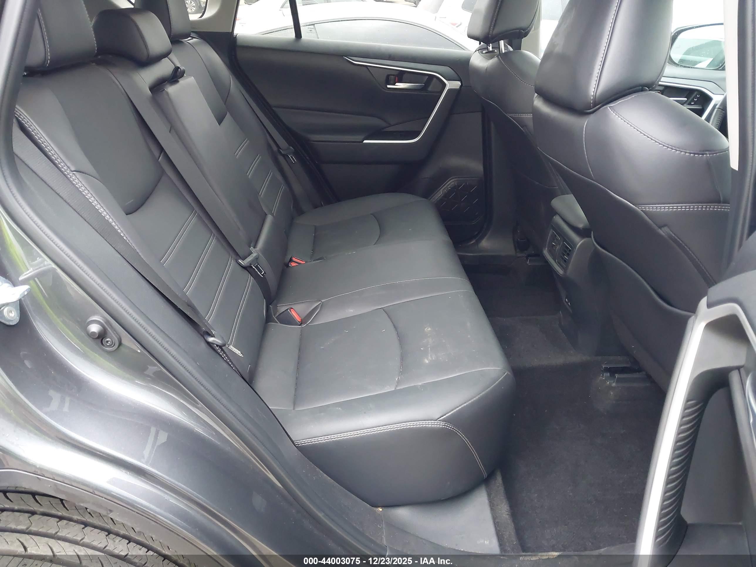 TOYOTA RAV4 image 8