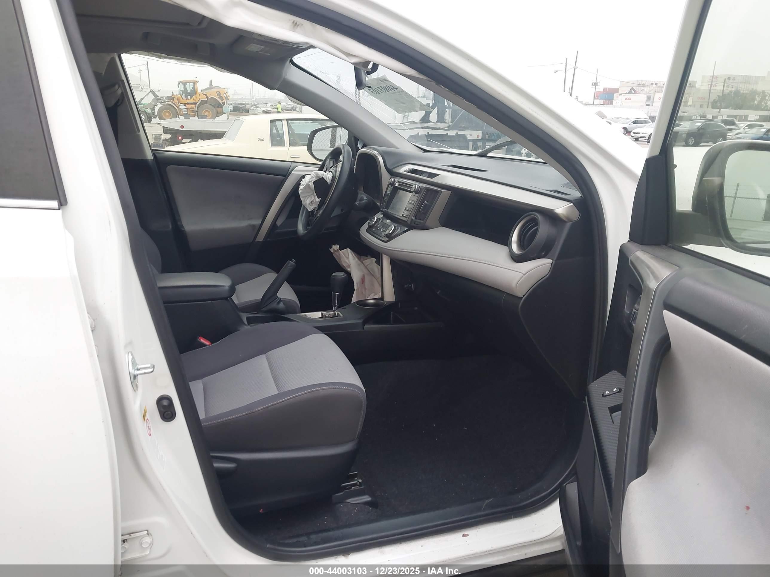 TOYOTA RAV4 image 5