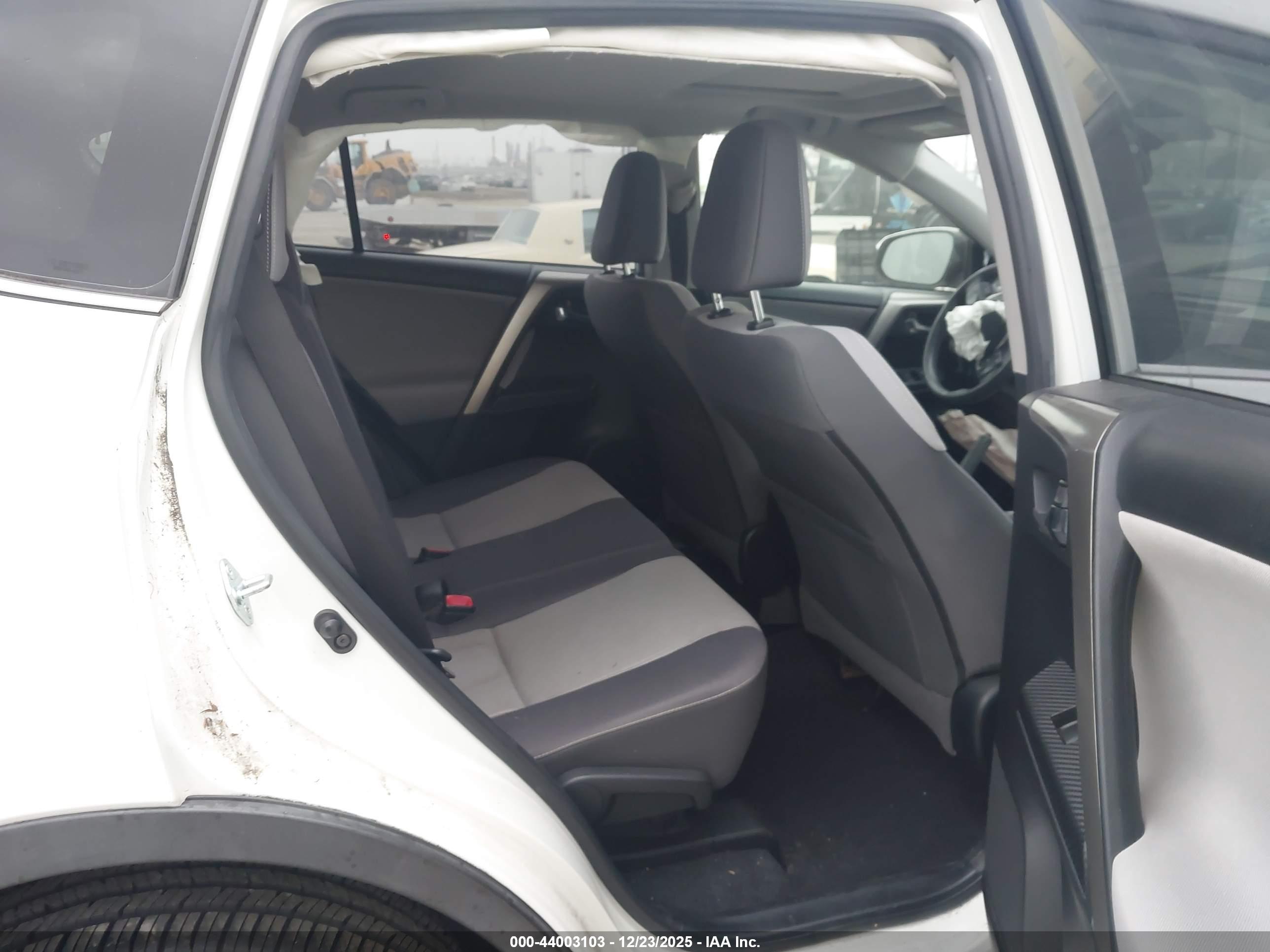 TOYOTA RAV4 image 8