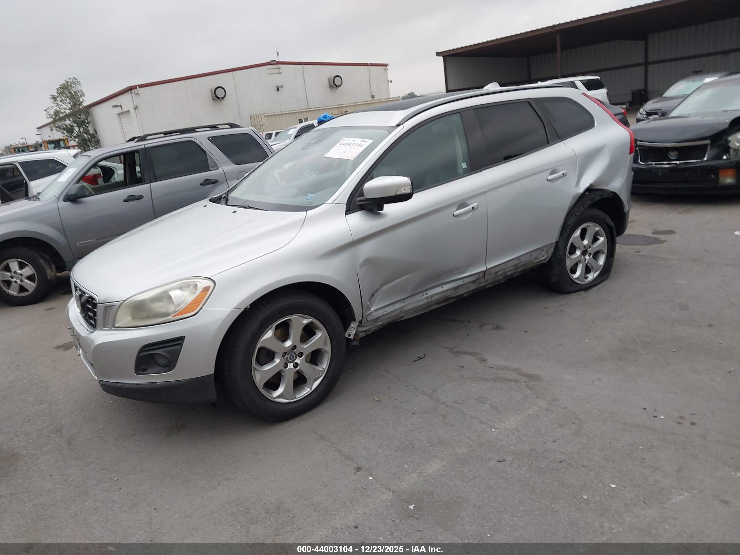 VOLVO XC60 image 2