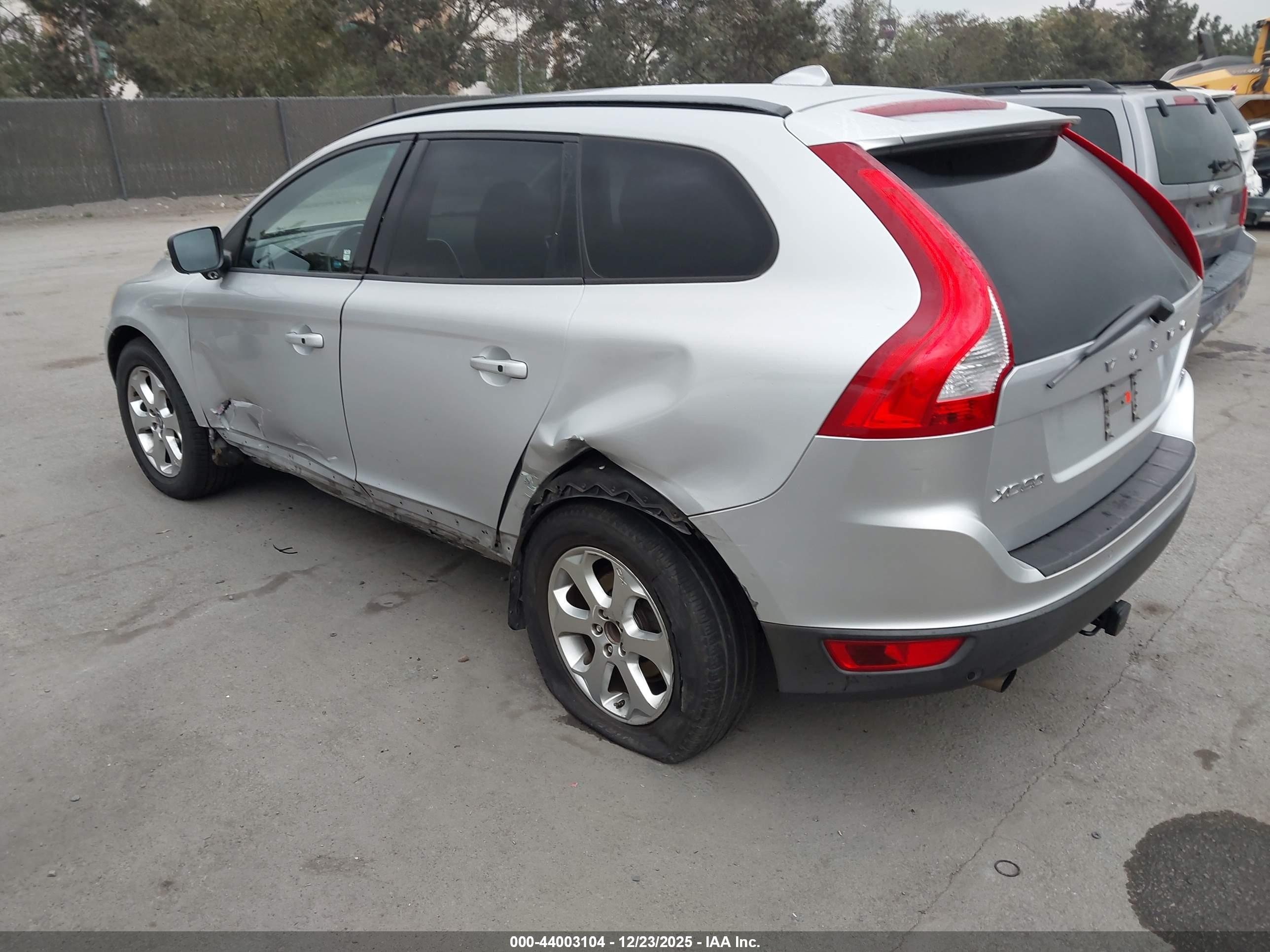 VOLVO XC60 image 3