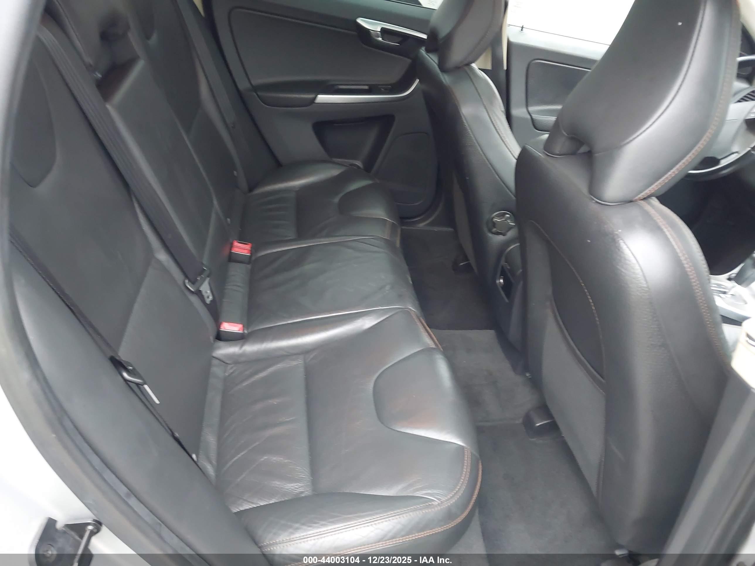 VOLVO XC60 image 8