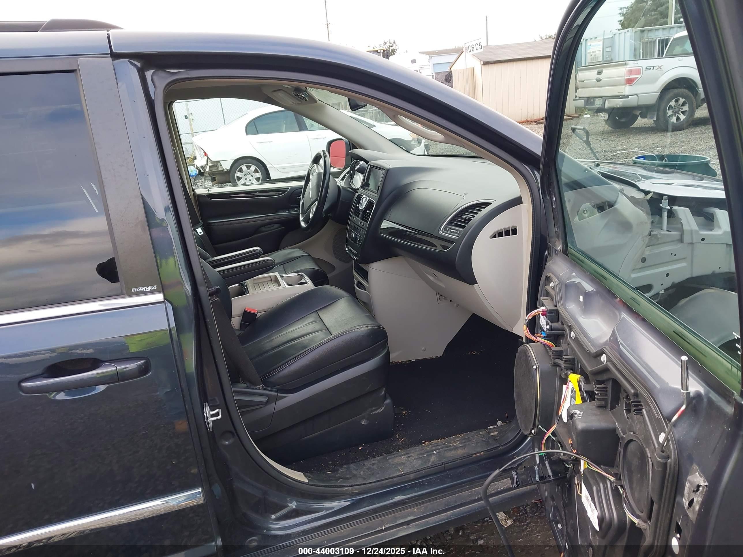 CHRYSLER TOWN image 5