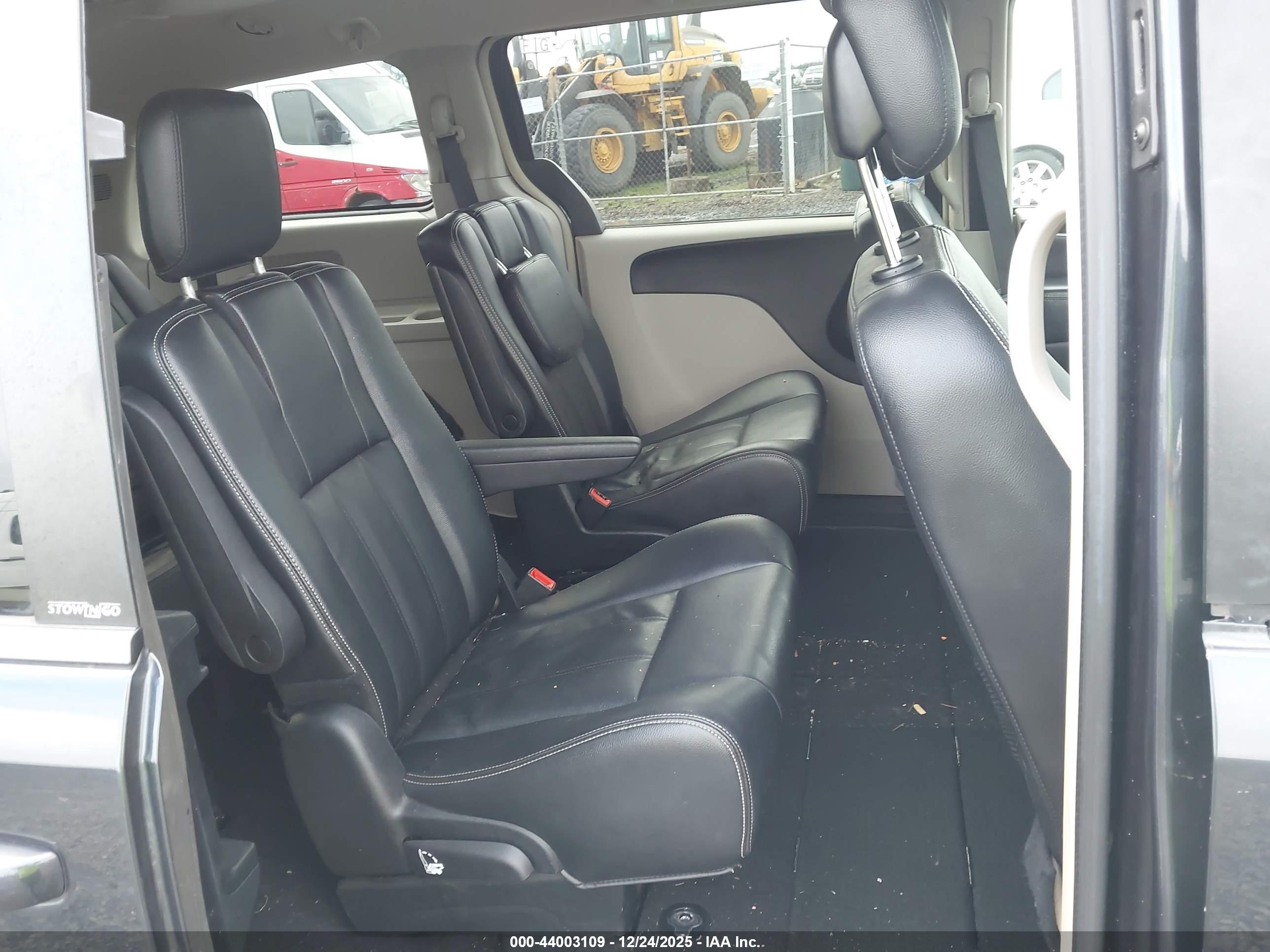 CHRYSLER TOWN image 8