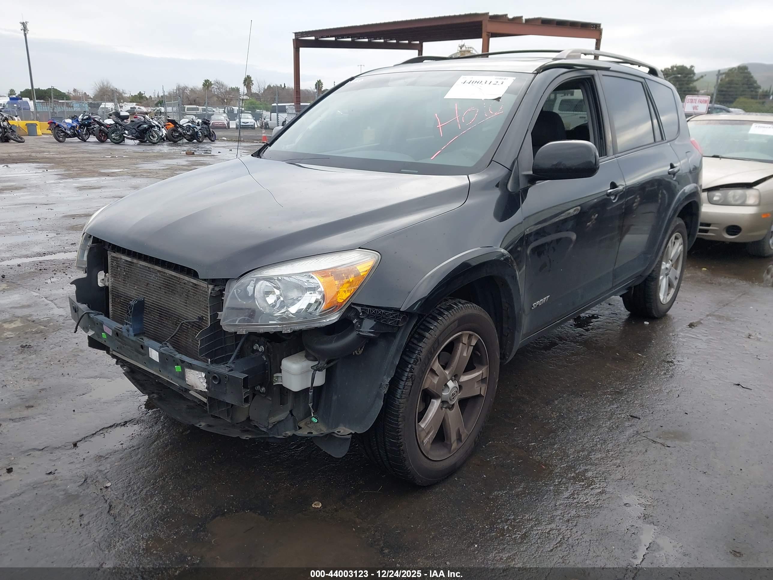 TOYOTA RAV4 image 2