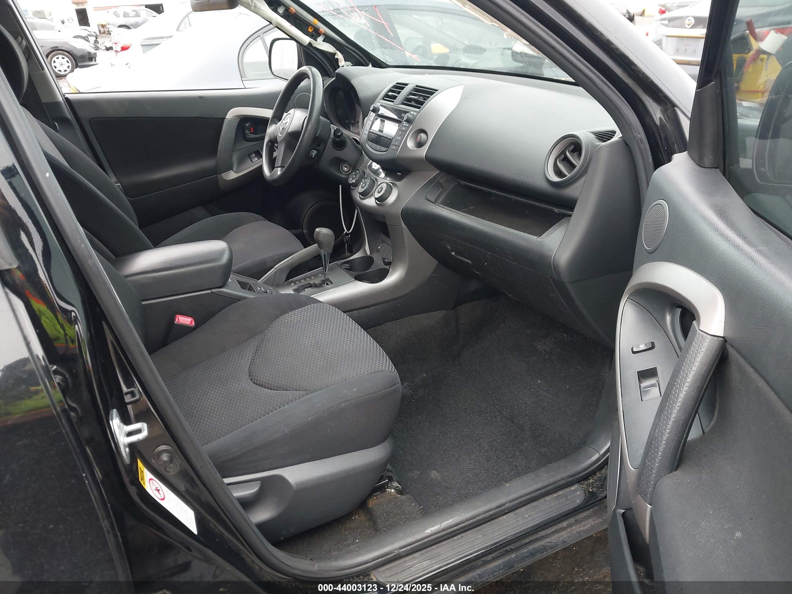 TOYOTA RAV4 image 5