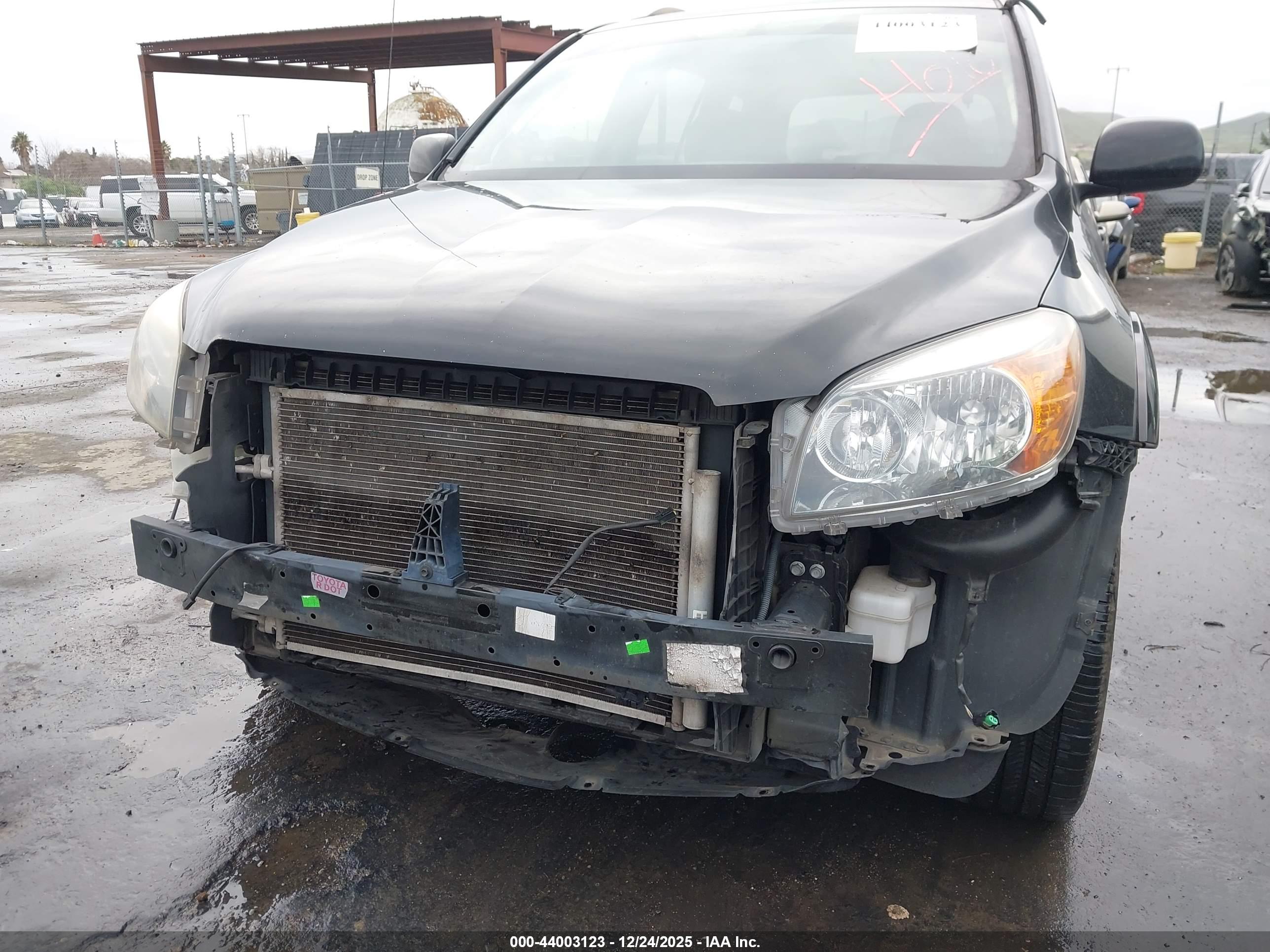 TOYOTA RAV4 image 6