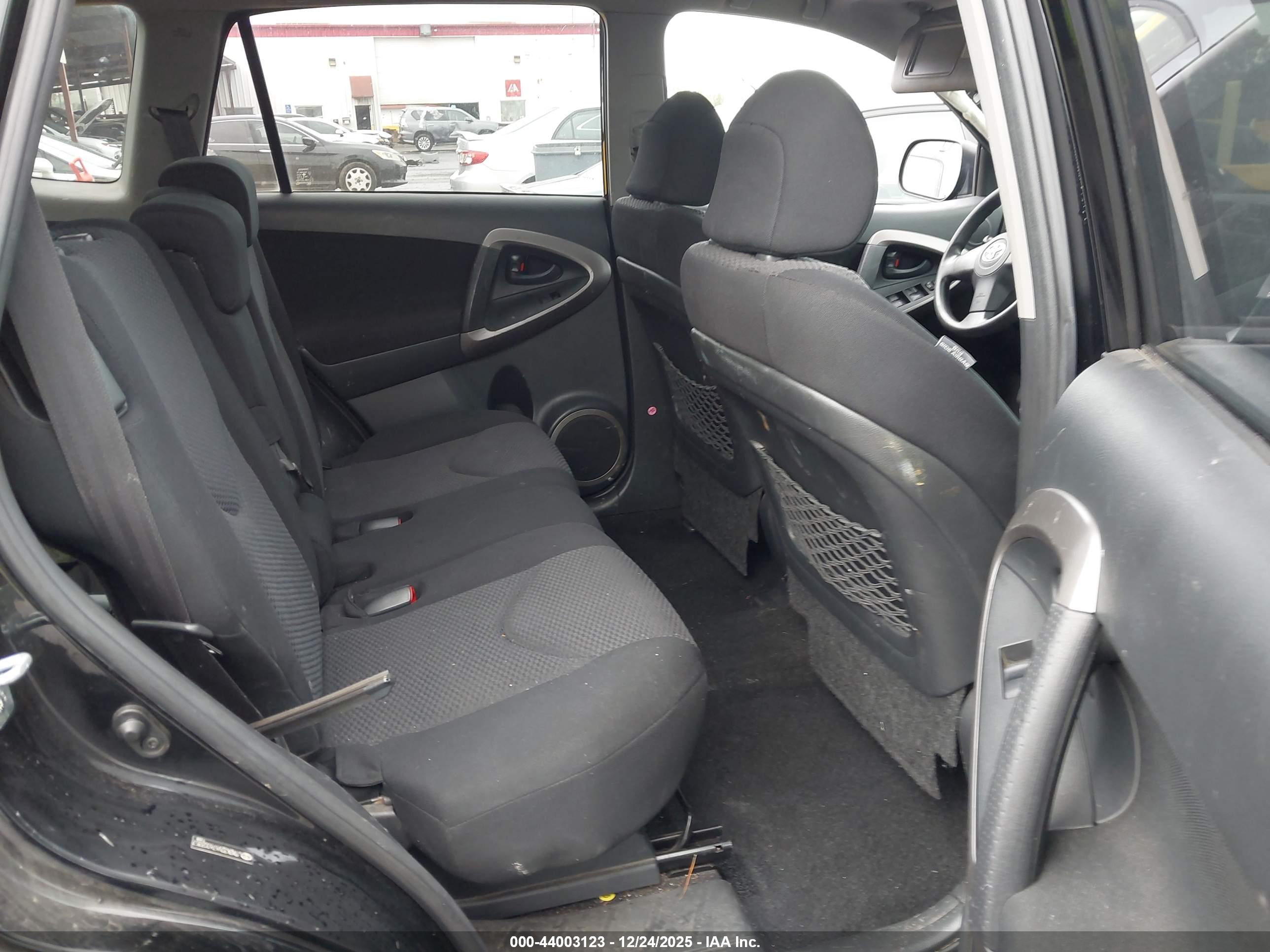 TOYOTA RAV4 image 8