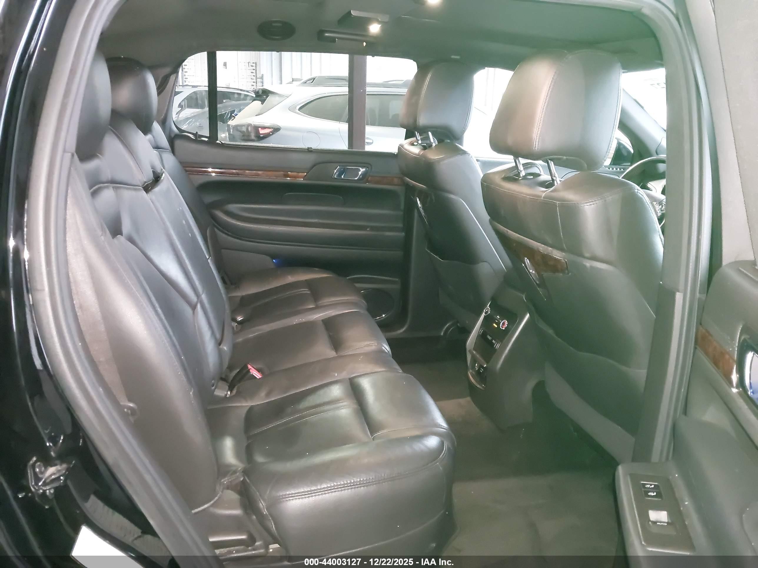 LINCOLN MKT image 8