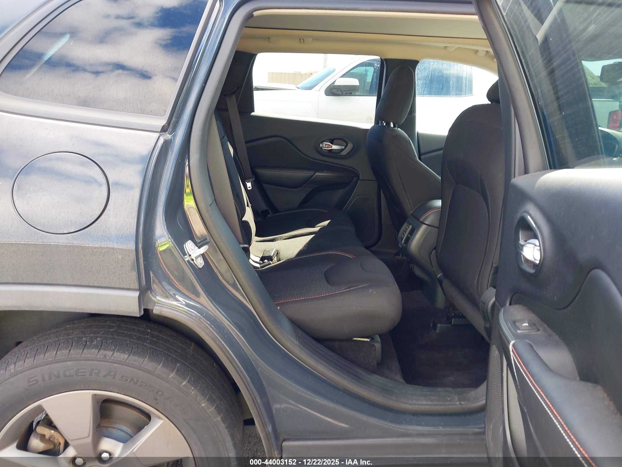 JEEP CHEROKEE image 8