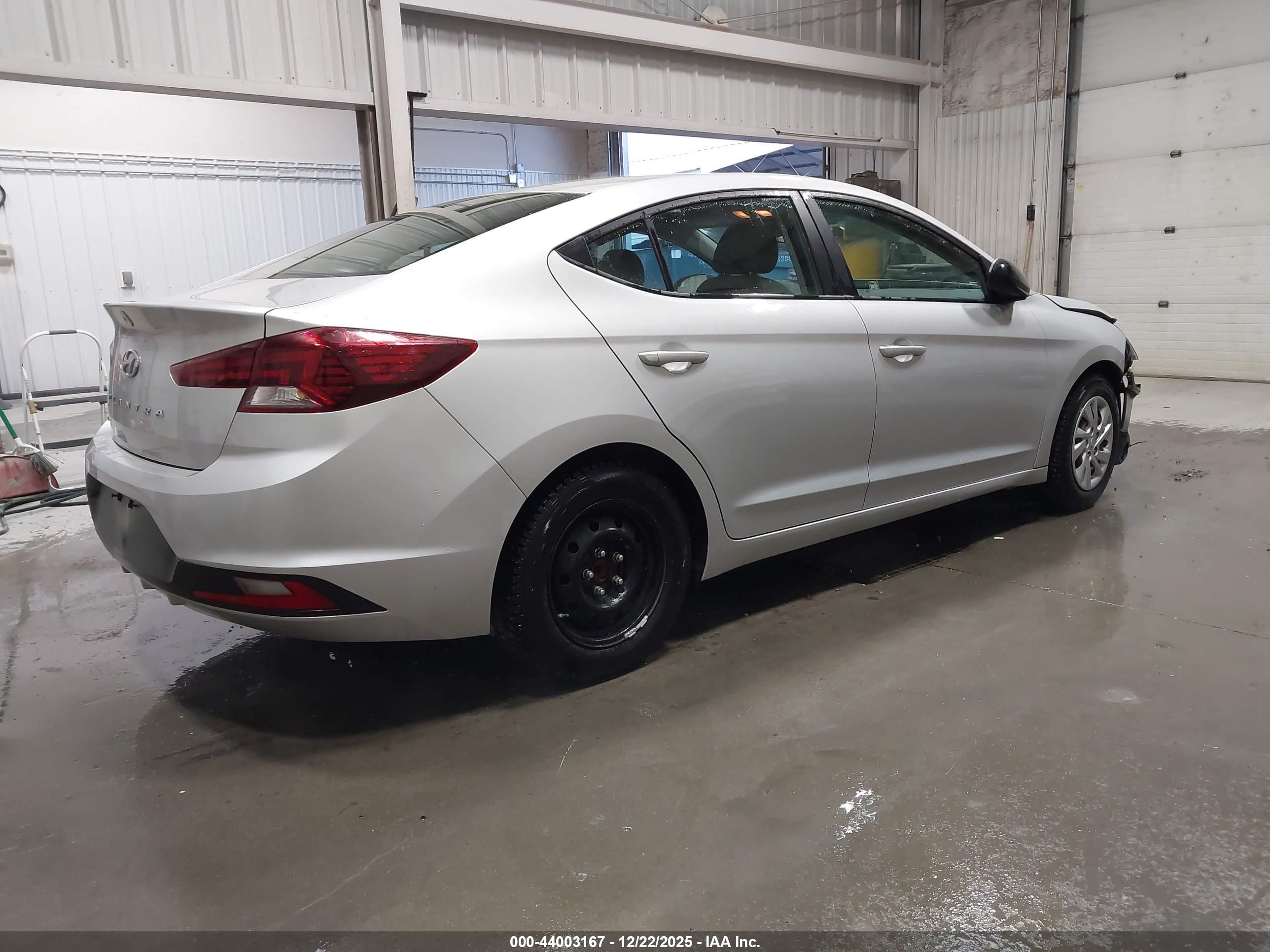 HYUNDAI ELANTRA image 4