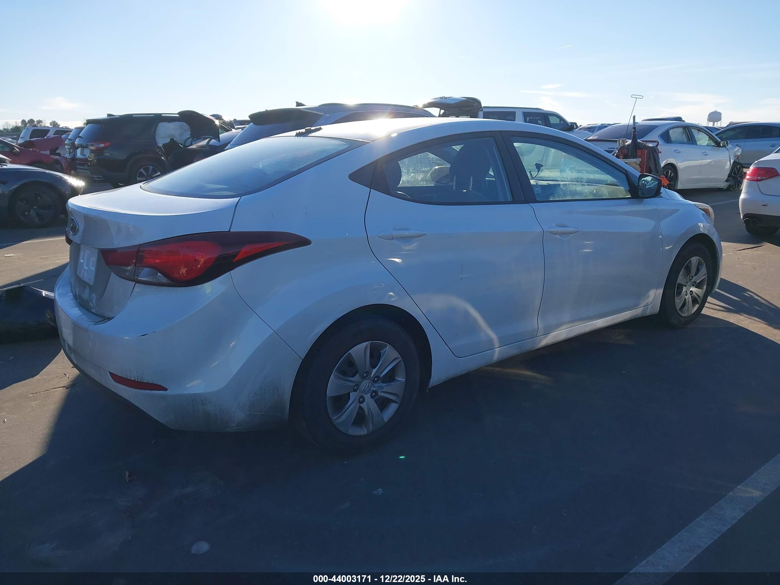 HYUNDAI ELANTRA image 4