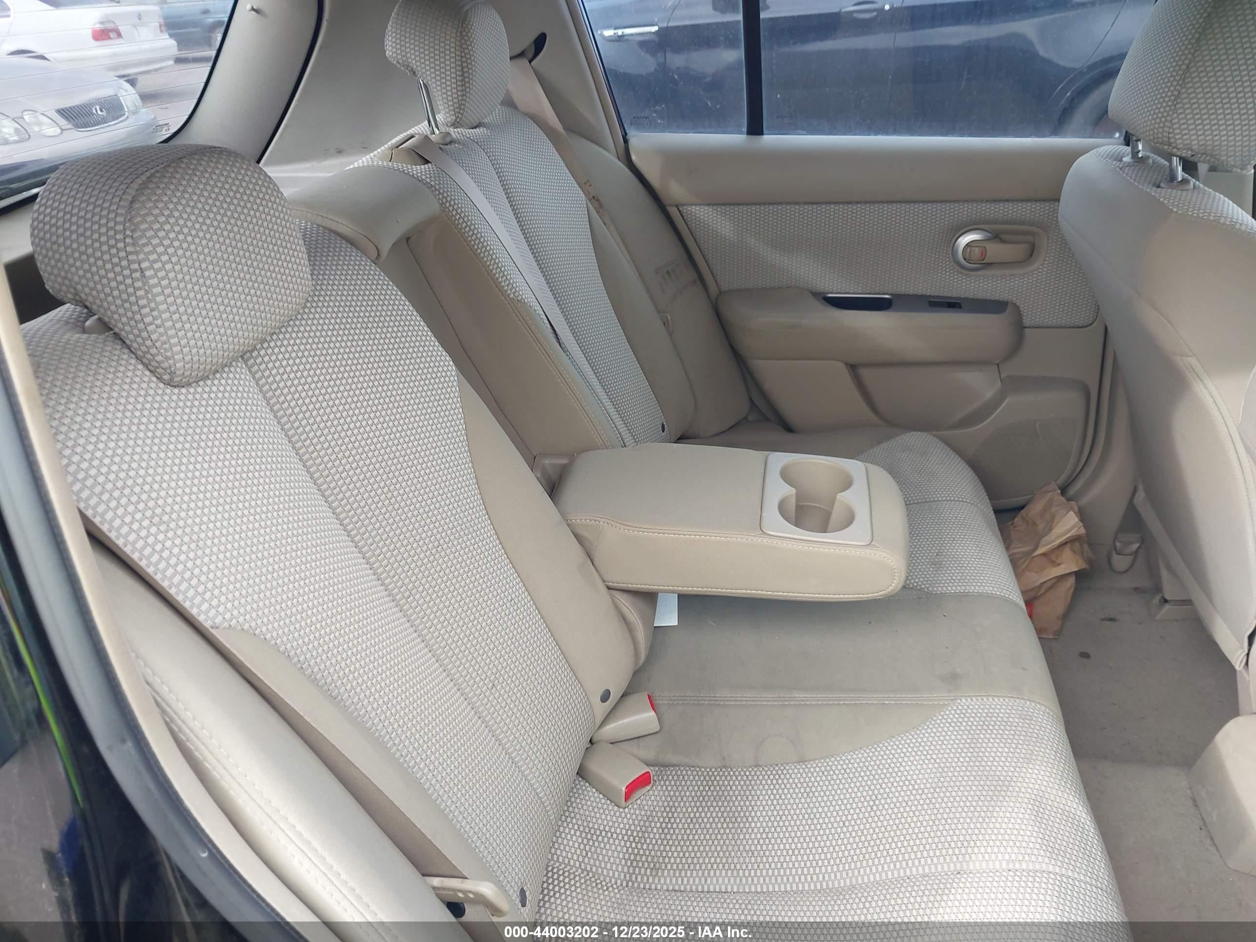 NISSAN VERSA image 8