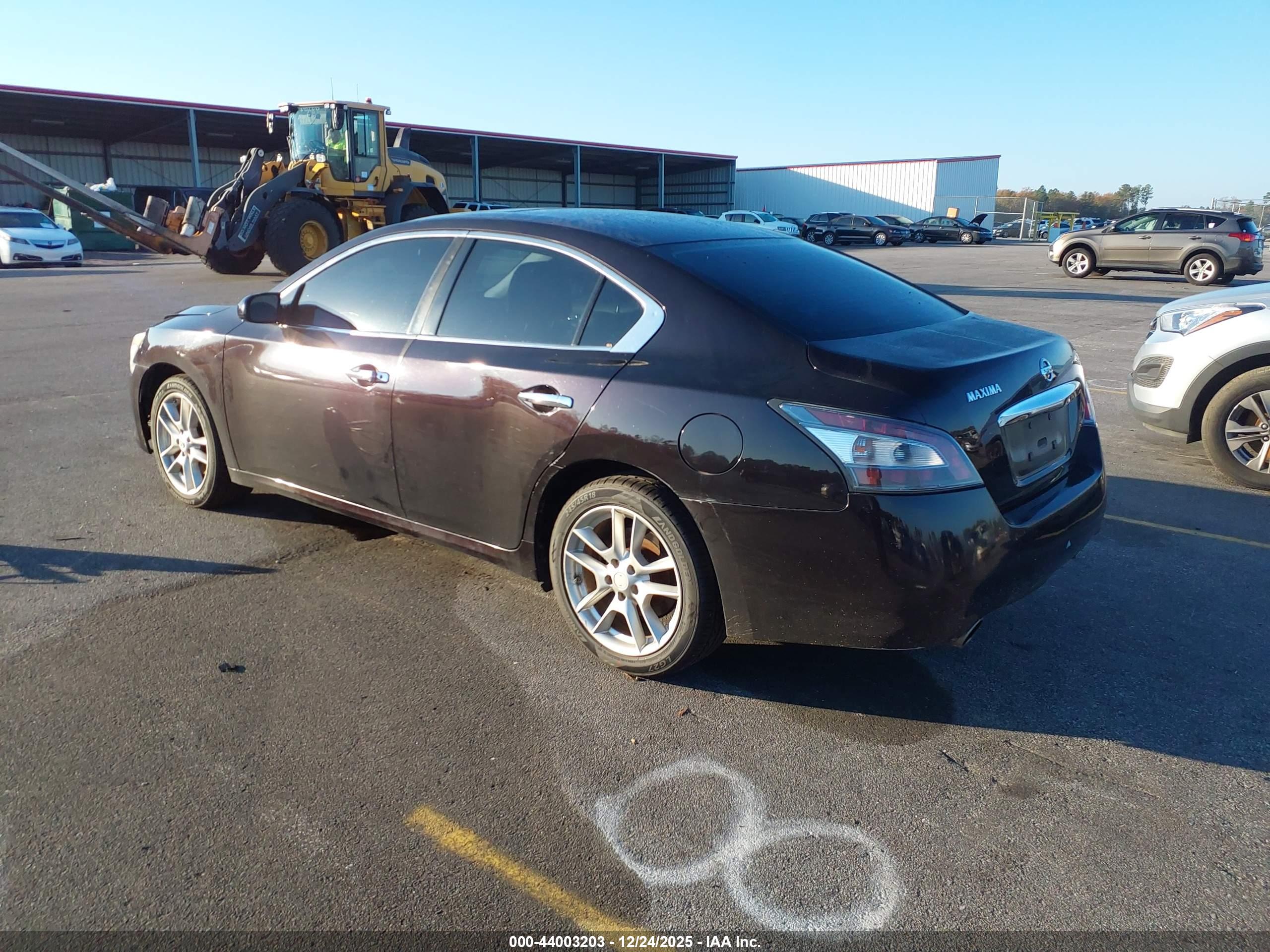 NISSAN MAXIMA image 3