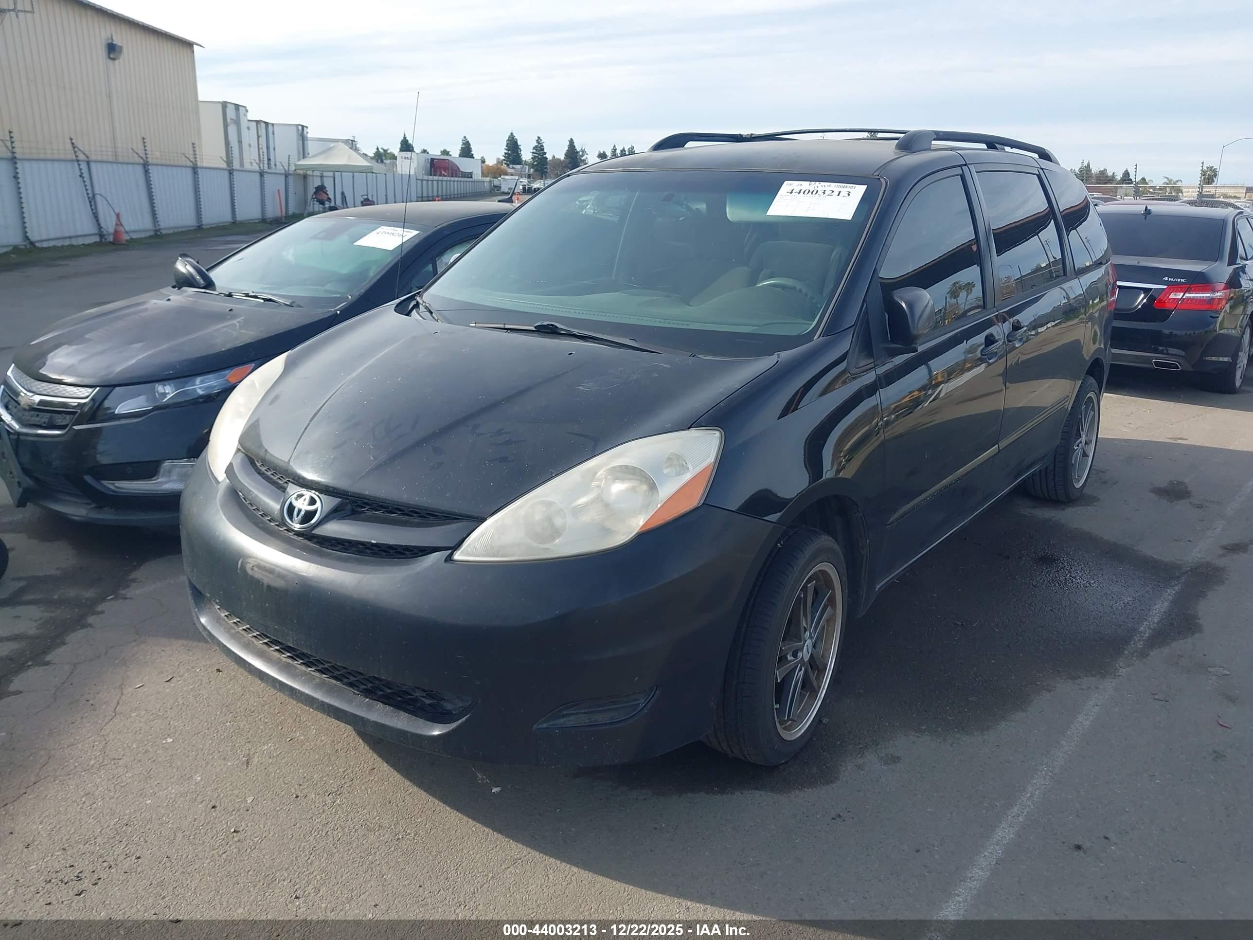 TOYOTA SIENNA image 2