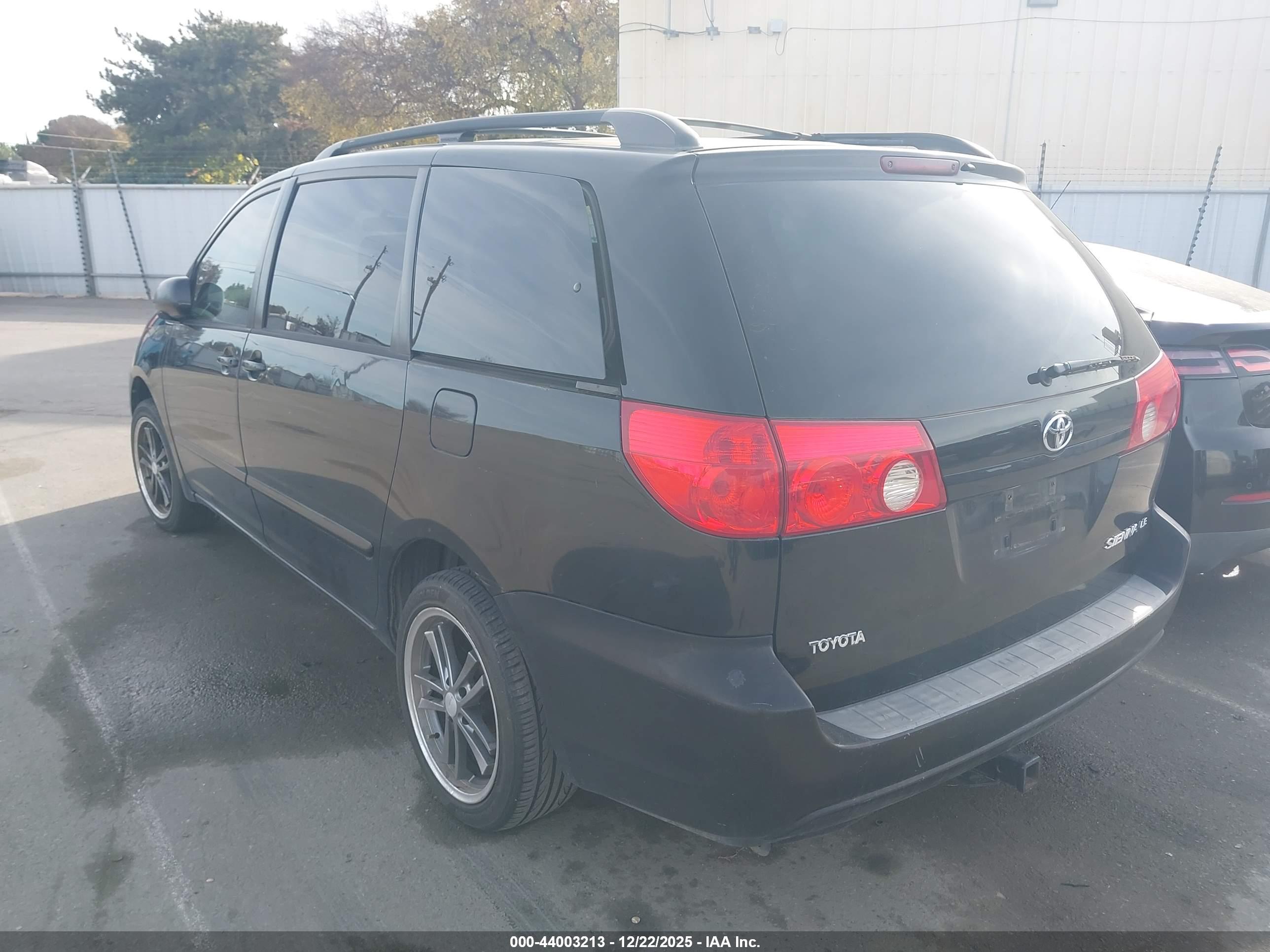 TOYOTA SIENNA image 3