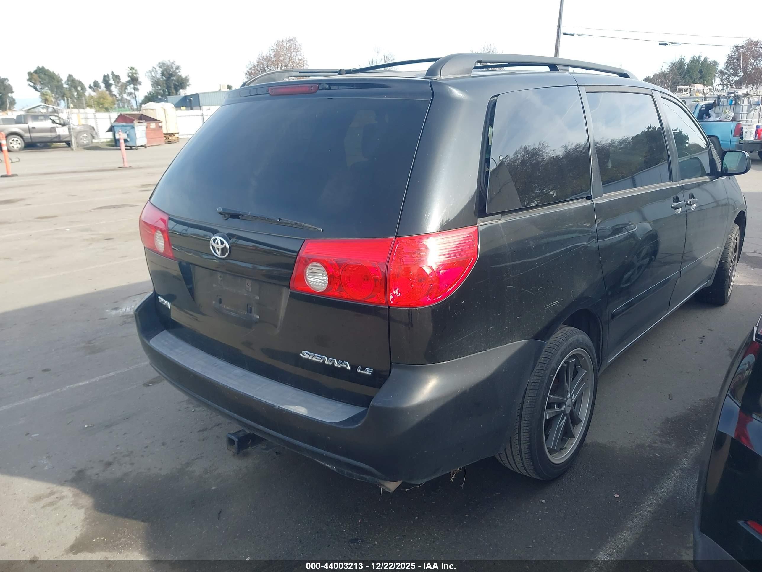 TOYOTA SIENNA image 4