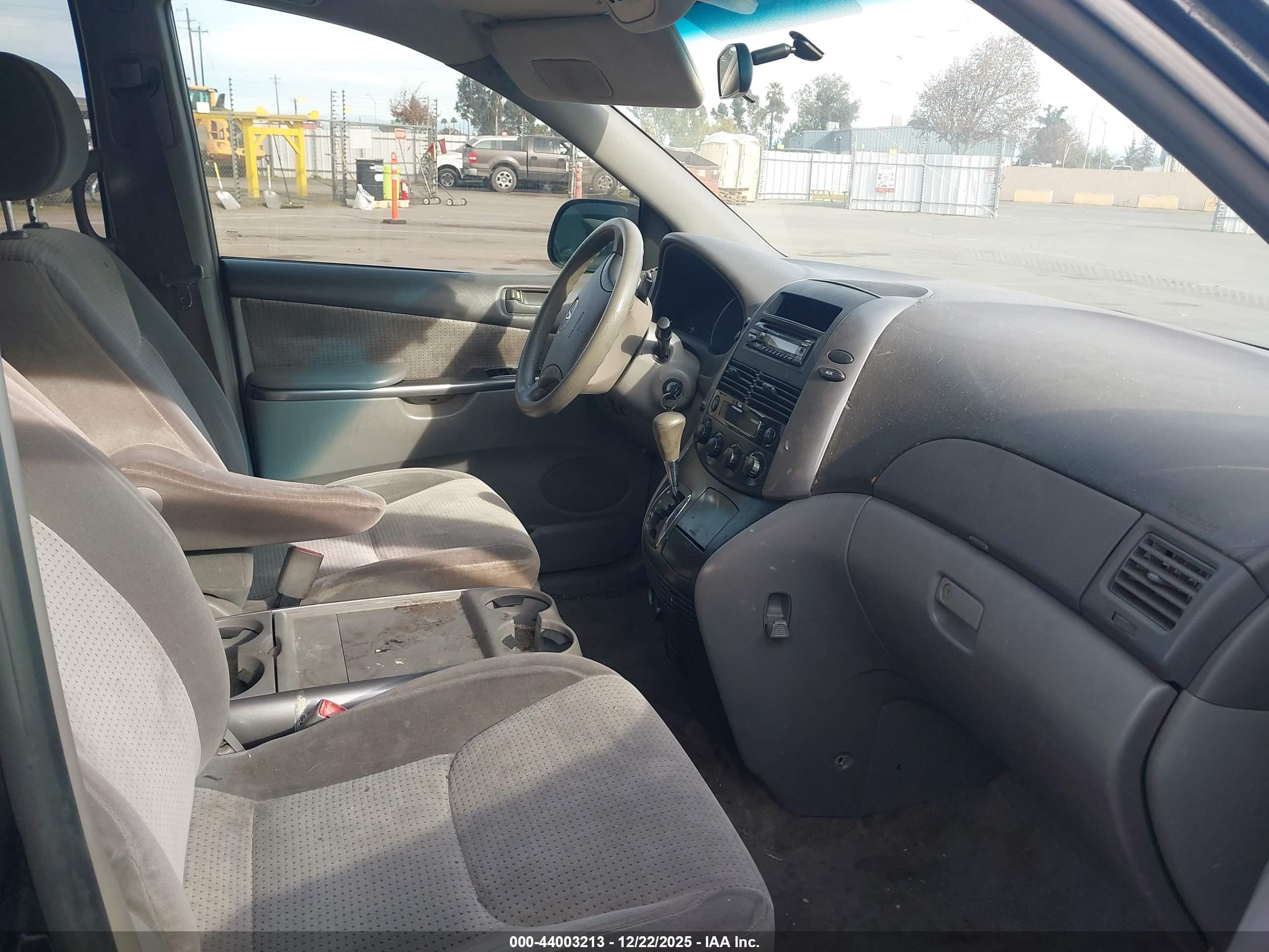 TOYOTA SIENNA image 5