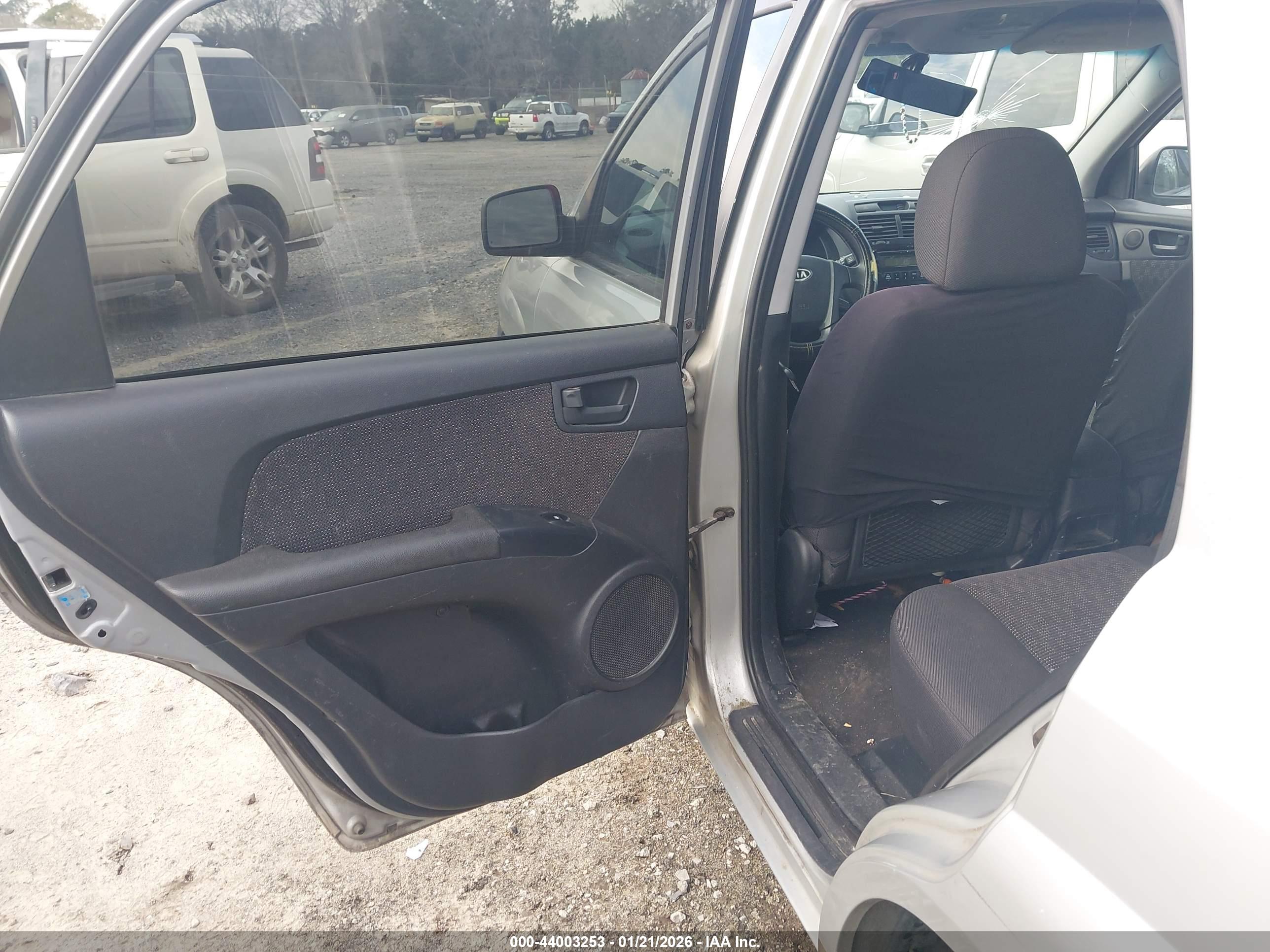 KIA SPORTAGE image 8