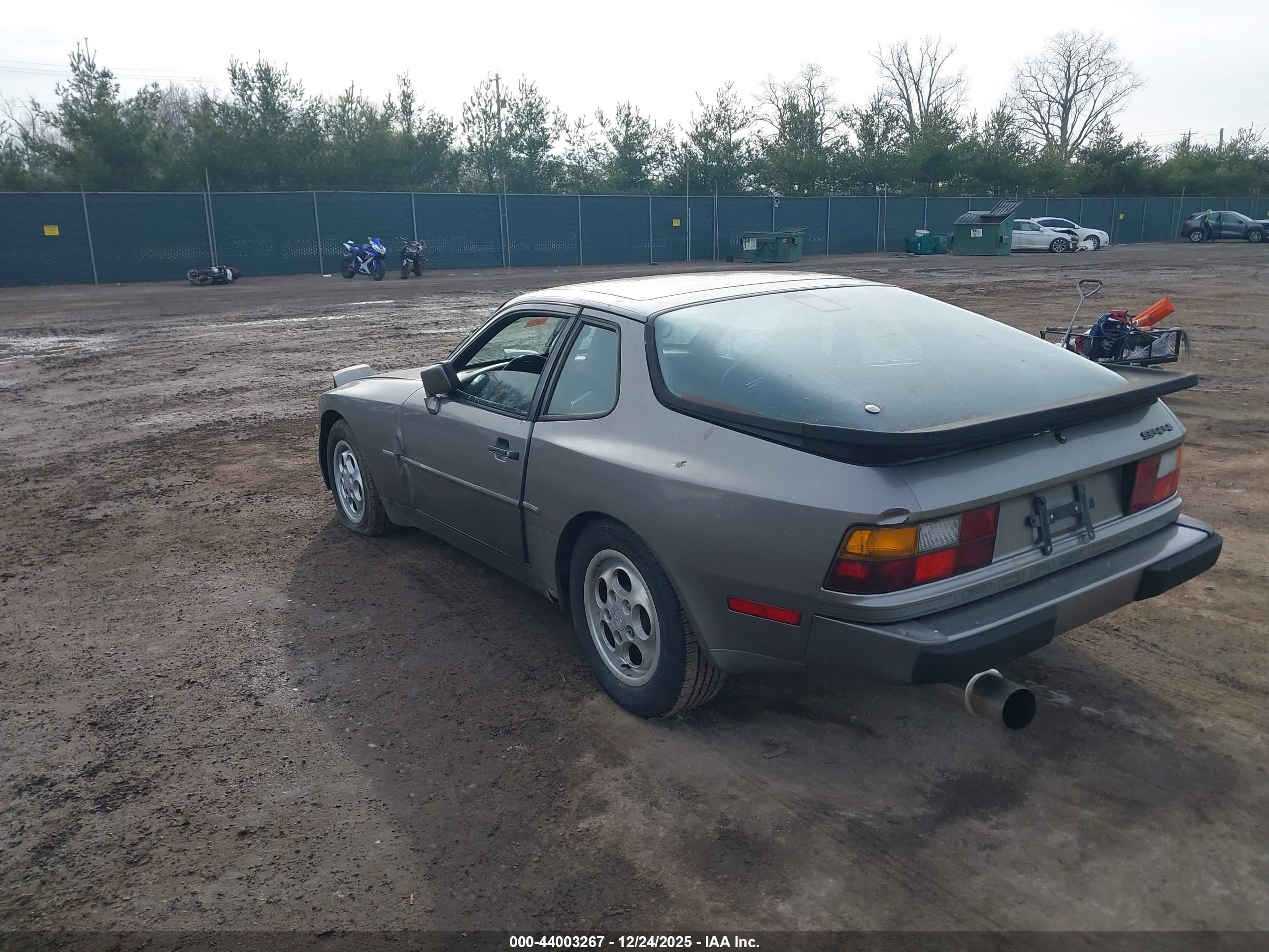 PORSCHE 944 image 3