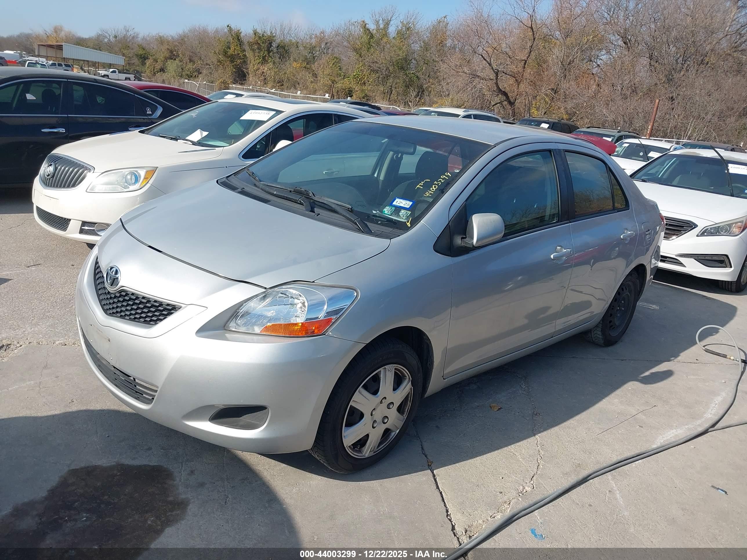 TOYOTA YARIS image 2