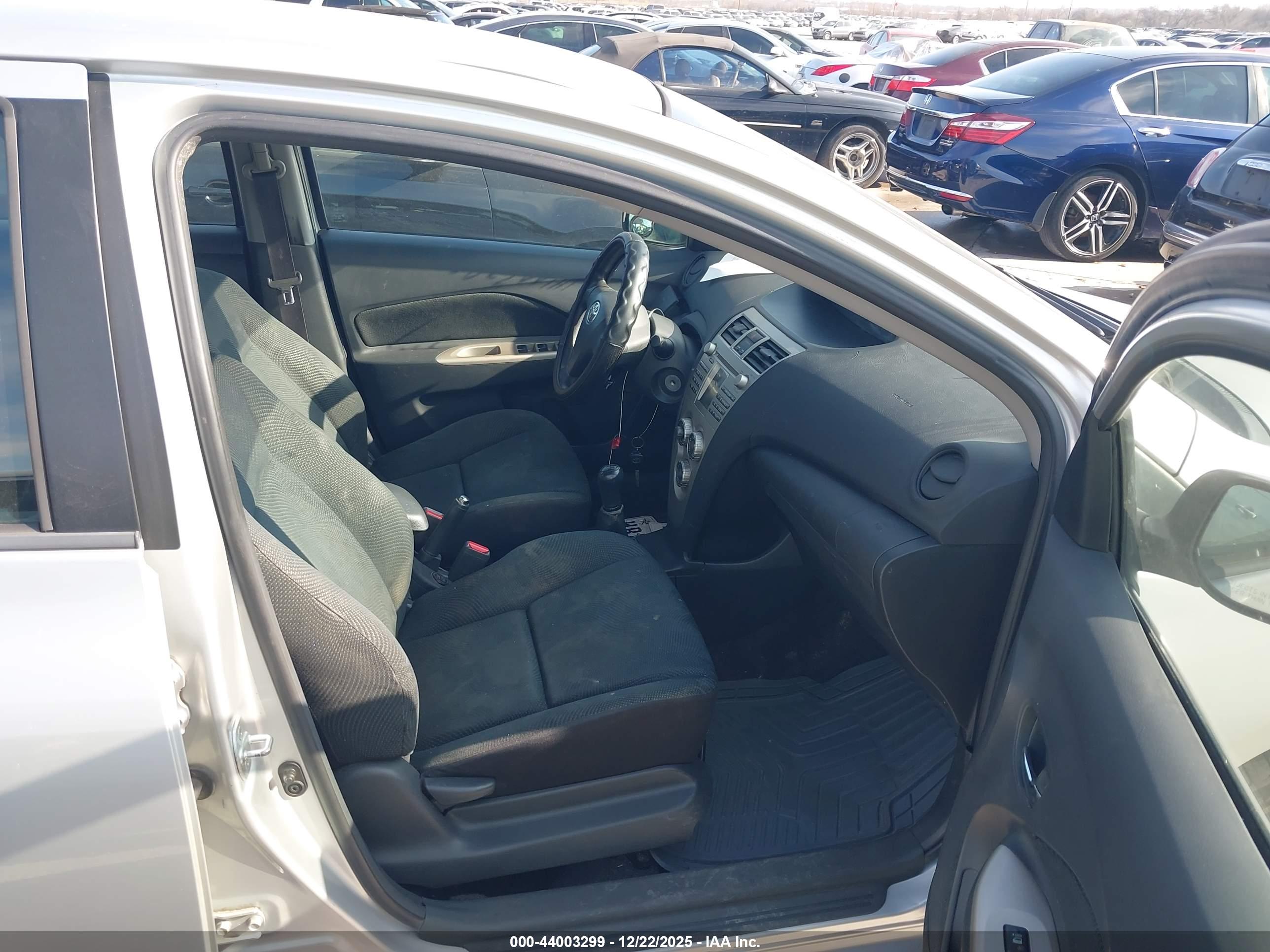 TOYOTA YARIS image 5