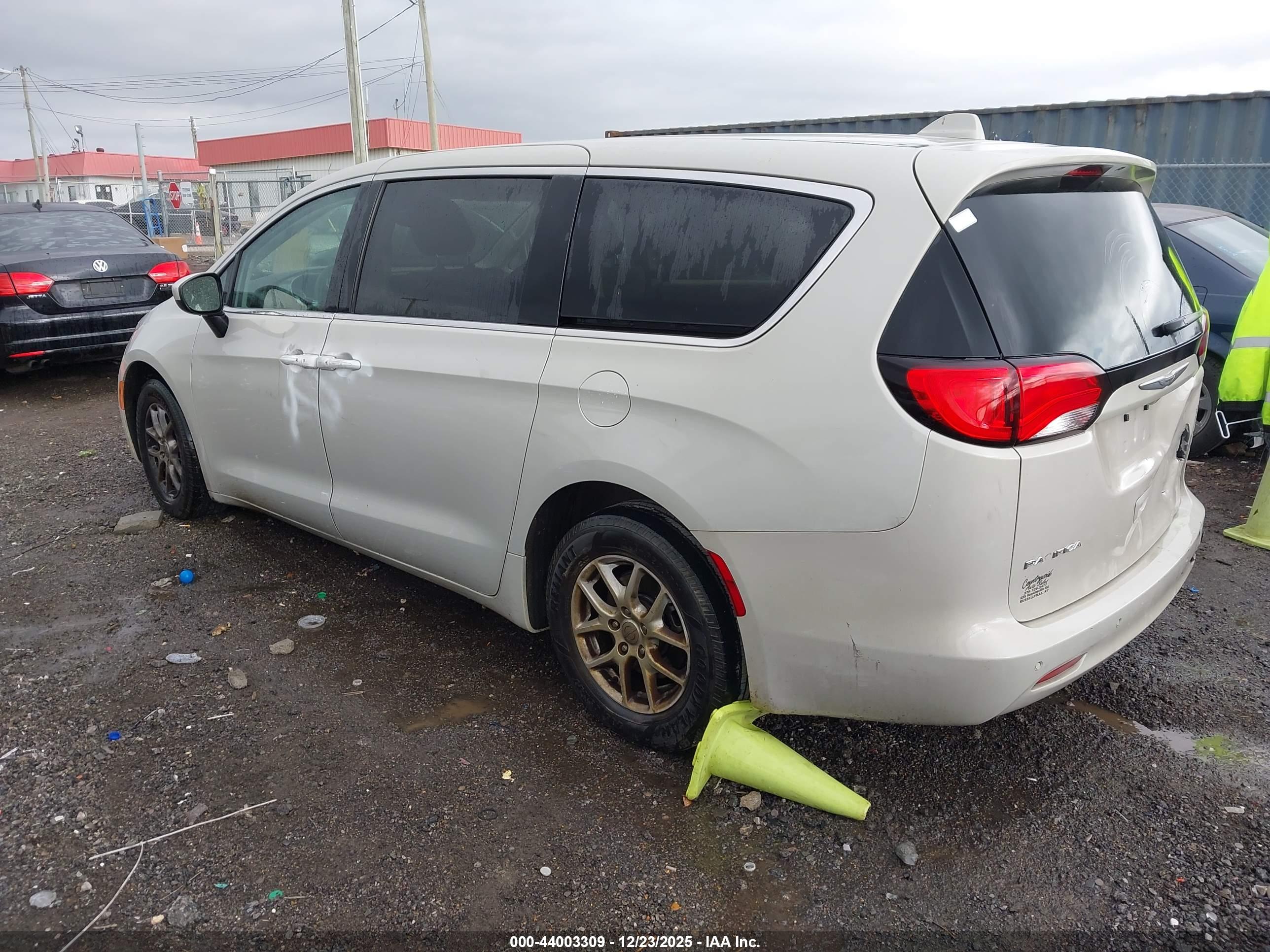 CHRYSLER PACIFICA image 3