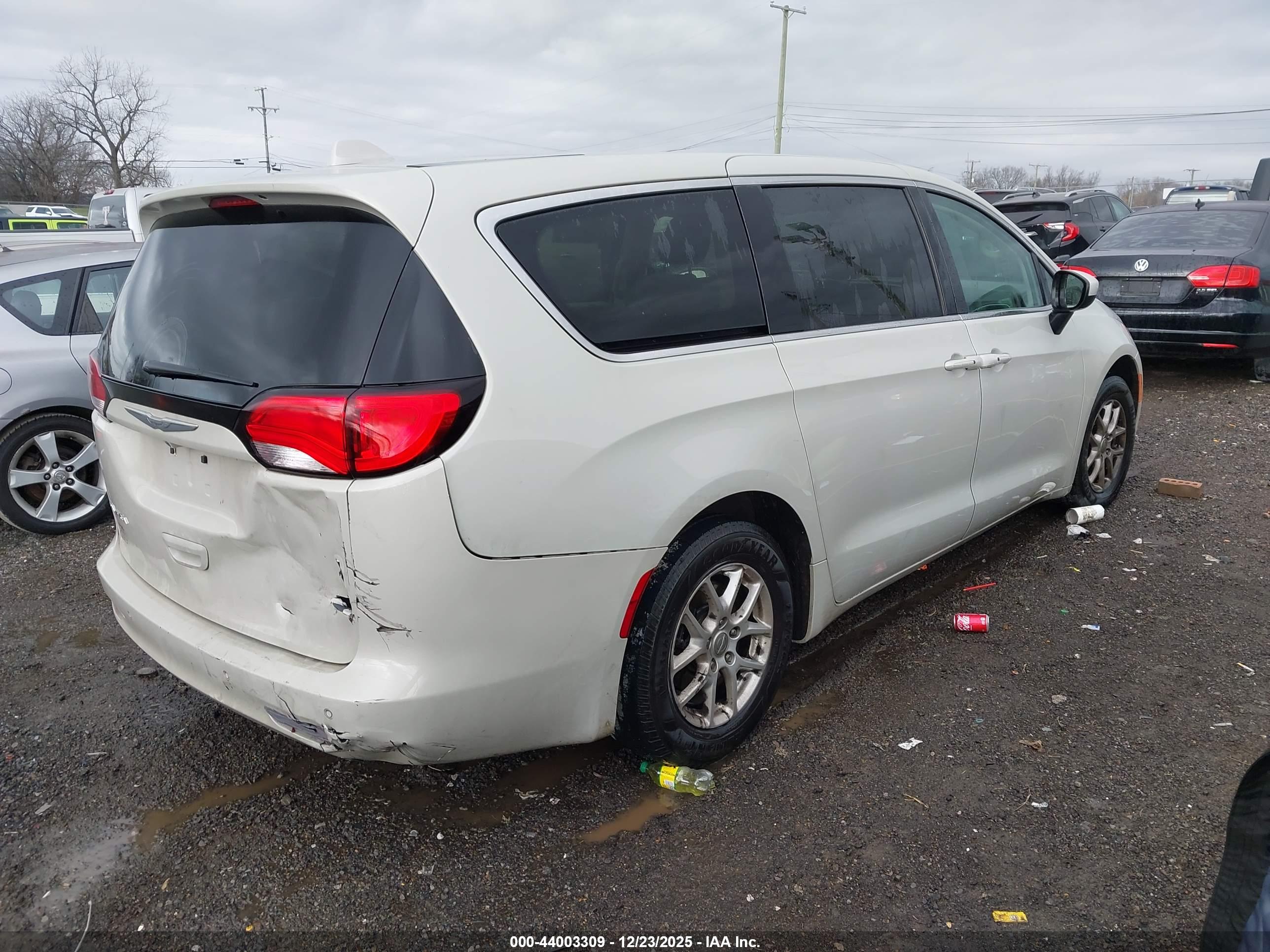 CHRYSLER PACIFICA image 4